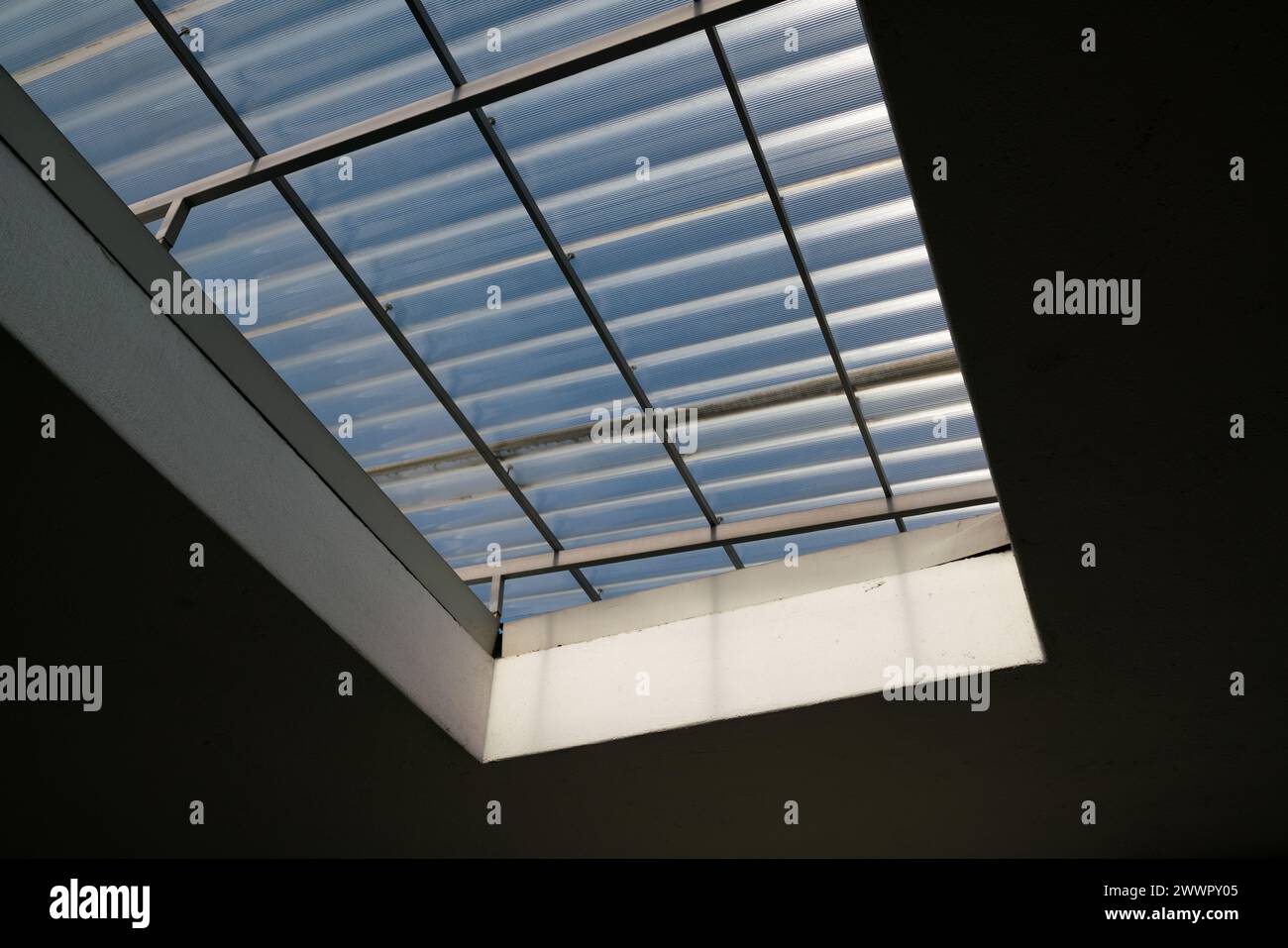Oberlicht, auf einem flachen Dach, und eine Struktur, die vor Regen schützt, aber Licht und Luft in das Gebäude eindringen lässt, ein Lichtstrahl, der von der r Stockfoto