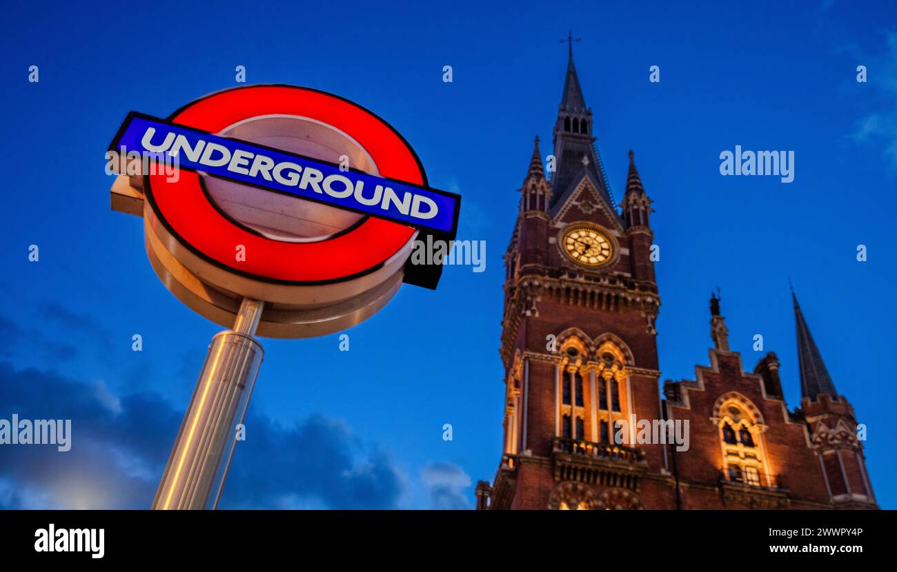 U-Bahn-Schild für die Kings Cross U-Bahnstation mit dem Uhrturm der Paddington Station in London Stockfoto