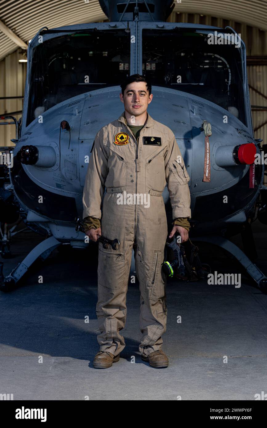 US Marine Corps Sgt. John Roush, ein gebürtiger Pensacola, Florida, UH-1Y Huey Mechaniker mit Marine Light Attack Helicopter Squadron (HMLA) 267, Marine Aircraft Group 39, 3rd Marine Aircraft Wing, posiert für ein Foto während eines Manövers der Marine Air-Ground Task Force im Rahmen der Service Level Training Übung 2-24 im Marine Corps Air-Ground Combat Center, Twentynine Palms, Kalifornien, 13. Februar 2024. MDMX bereitet Marines auf zukünftige Konflikte vor, indem sie offensiv- und defensives Live-Feuer und Manövrierübungsszenarien in einer strengen Trainingsumgebung durchführen. Marine Corps Stockfoto