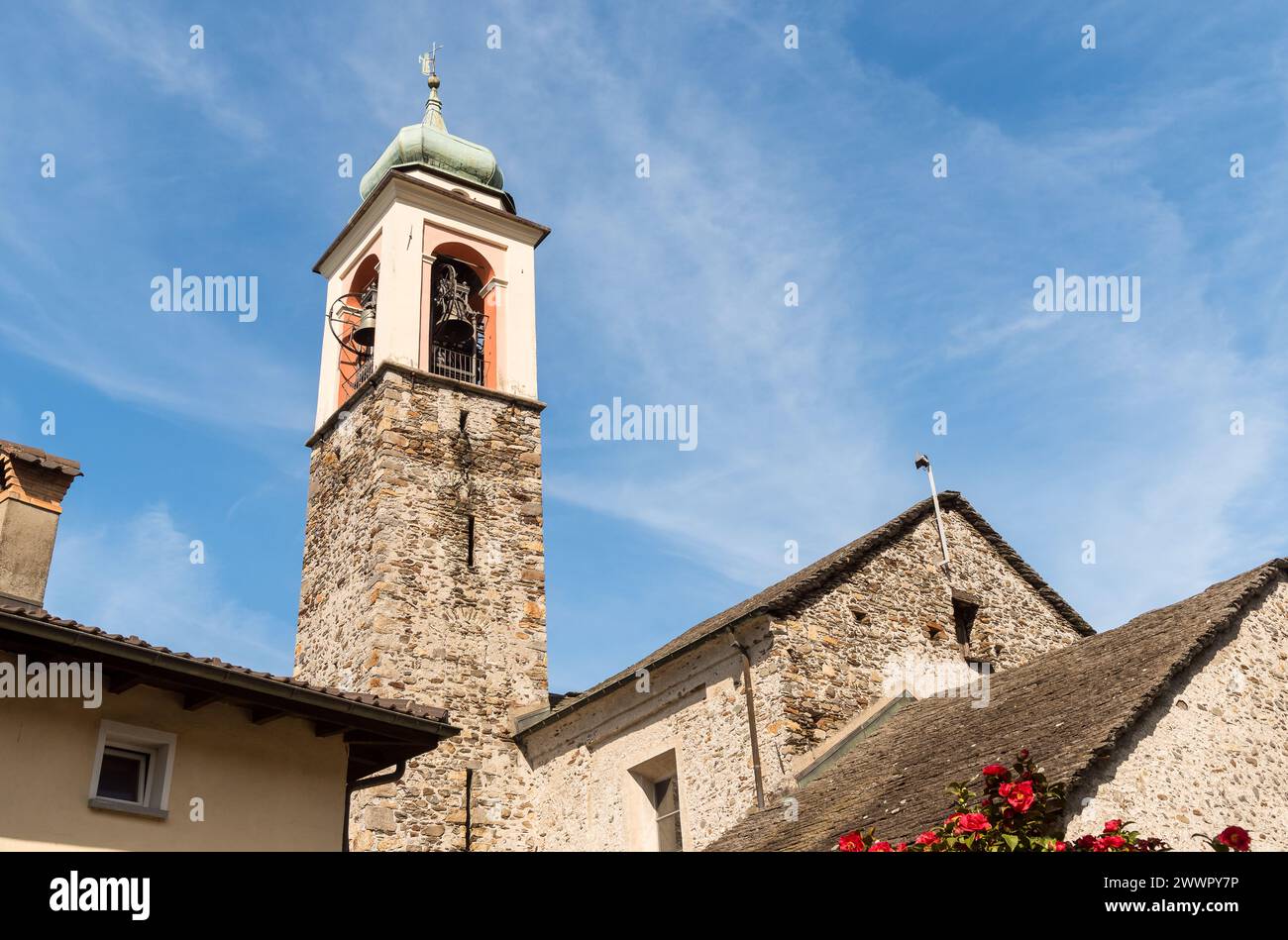 Blick auf den Glockenturm der Kirche der Heiligen Peter und Paul (Santi Pietro e Paolo) in Vira Gambarogno, Bezirk Locarno, Tessin, Schweiz. Stockfoto