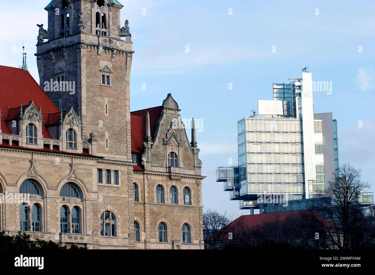 Alte und neue Architektur, Neues Rathaus, NORD/LB Hauptsitz, Hannover, Niedersachsen, Germnay, Europa, Stockfoto