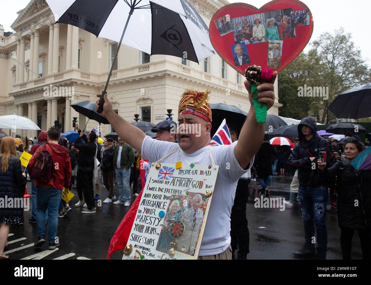 Anti-Monarchie-Demonstranten und königliche Fans werden beobachtet, wenn sich Menschen versammeln, um die Krönung von König Karl III. In London zu sehen. Stockfoto