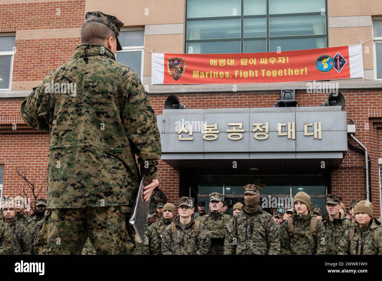 Todd Sturgill, Kompaniekommandeur der Hauptquartier-Kompanie, Hauptquartier-Bataillon, 1. Marine-Division, spricht mit den Marines über den Bau eines kombinierten Kommandopostens zur Vorbereitung des Freedom Shield 24 in Pohang, Südkorea, am 25. Februar 2024. FS 24 ist eine wehrorientierte Übung, die die ROK-USA stärken soll Allianz, die kombinierte Verteidigungsstellung zu verbessern und die Sicherheit und Stabilität auf der koreanischen Halbinsel weiter zu stärken. Sturgill stammt aus Virginia. Marine Corps Stockfoto