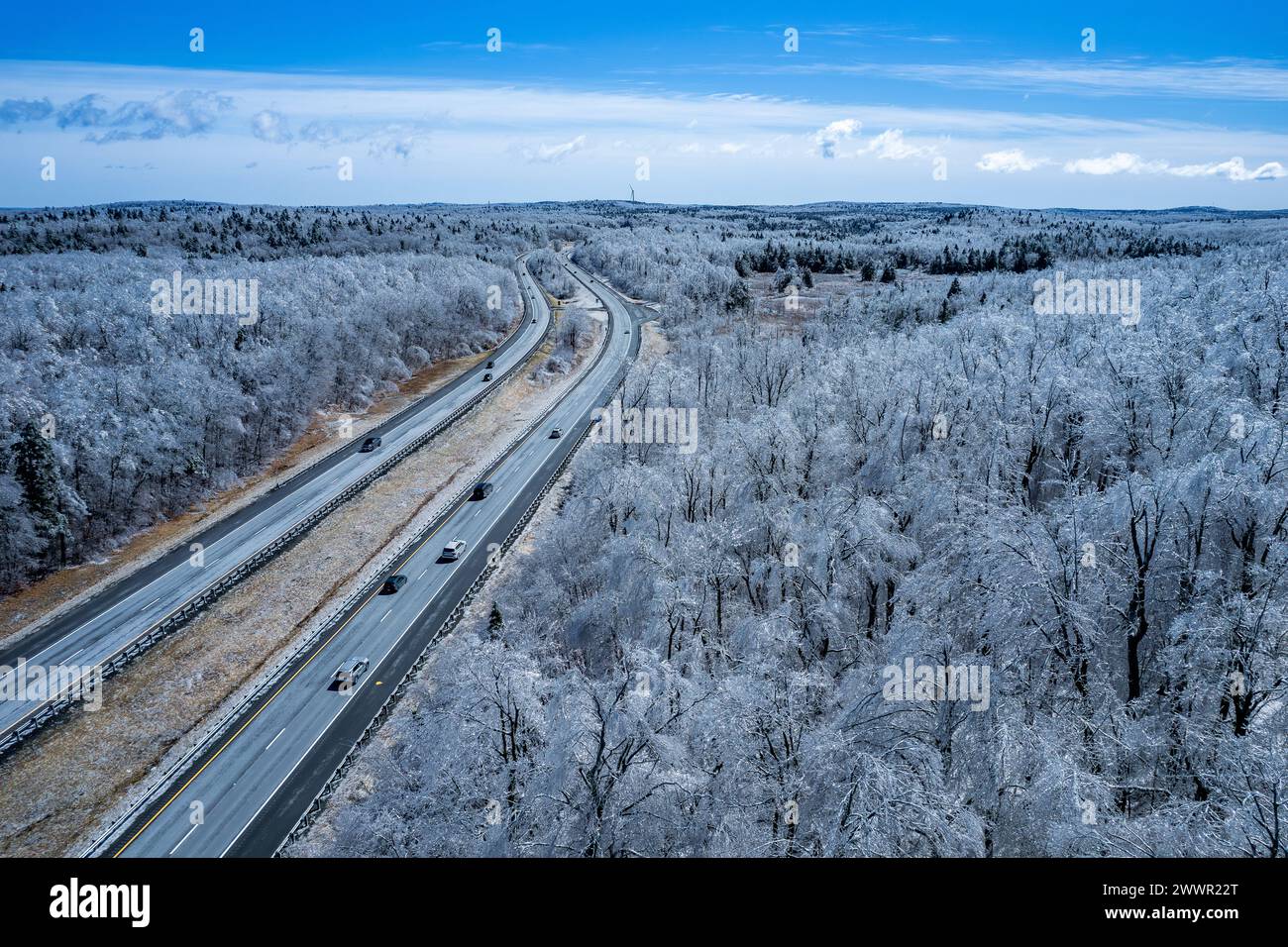 Drohnenbild von eisbedeckten Bäumen entlang der interstate 90 im Westen von Massachusetts Stockfoto