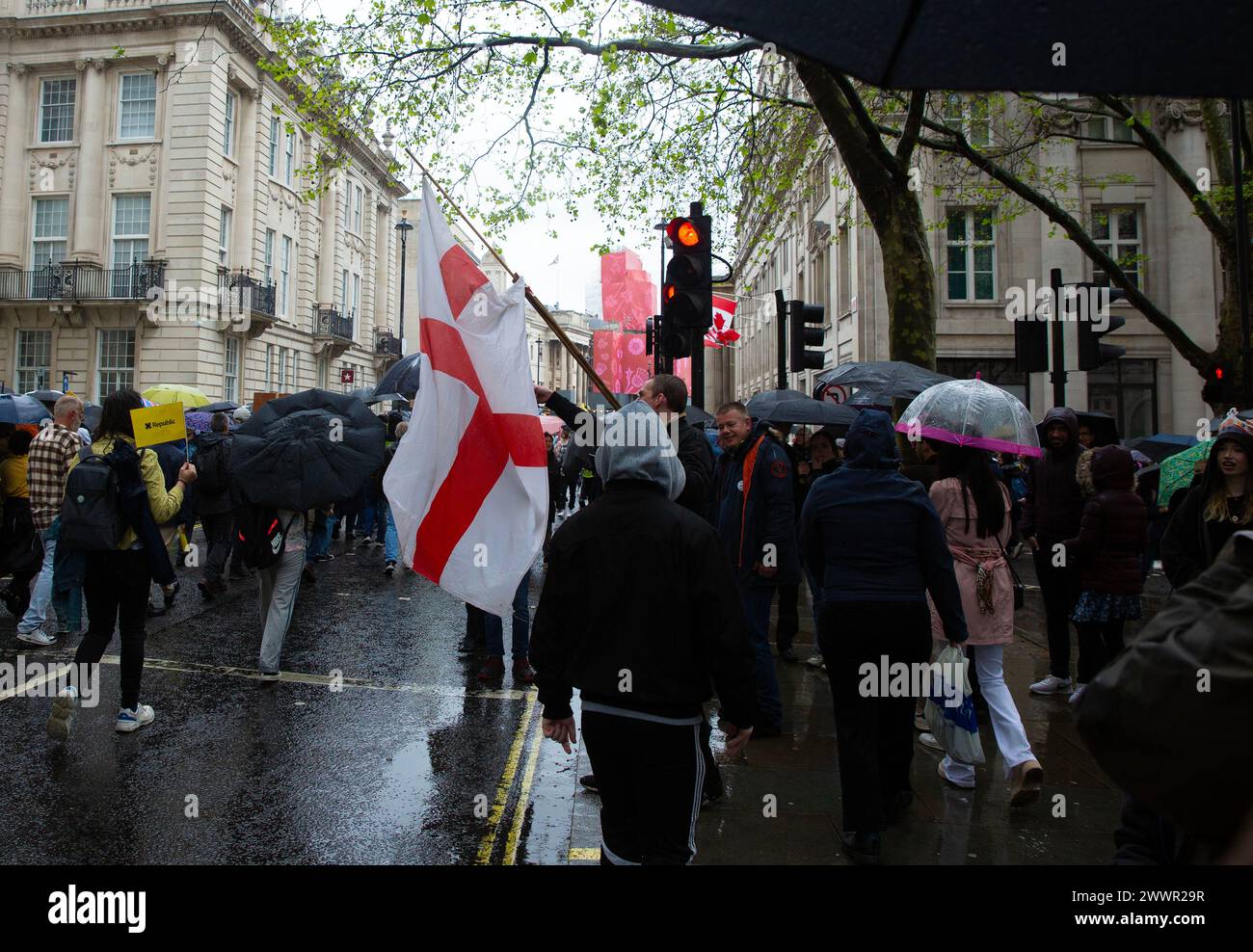 Anti-Monarchie-Demonstranten und königliche Fans werden beobachtet, wenn sich Menschen versammeln, um die Krönung von König Karl III. In London zu sehen. Stockfoto