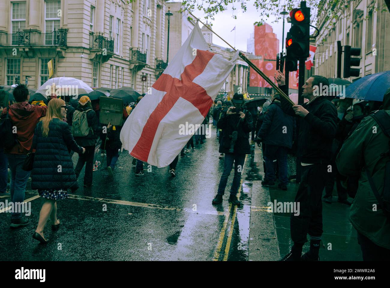 Anti-Monarchie-Demonstranten und königliche Fans werden beobachtet, wenn sich Menschen versammeln, um die Krönung von König Karl III. In London zu sehen. Stockfoto