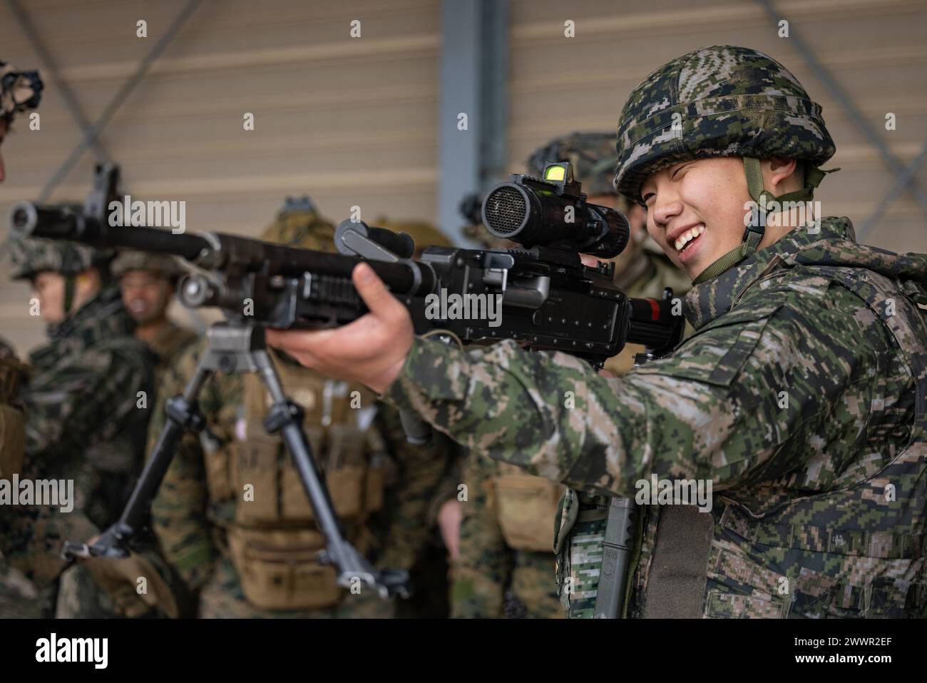 Eine Marine der Republik Korea setzt ein M240B-Maschinengewehr während der Korea Viper 24,1 in Camp Mujuk, republik Korea, am 6. Februar 2024 ein. Das Live-Fire-Training verbessert die Kampfbereitschaft der Marines, indem es die Geschicklichkeit verbessert, Vertrauen aufgebaut und Taktiken und Strategien getestet, um Marines auf die effektive und sichere Durchführung ihrer Missionen in jeder Einsatzumgebung vorzubereiten. Korea Viper demonstriert in seiner ersten Version die Fähigkeit des ROK-US Marine Corps, in der Region als einzigartige, vereinte Kraft entschieden zu reagieren und gleichzeitig die Beziehungen und das Vertrauen zwischen den beiden Verbündeten zu stärken. Die Mar Stockfoto