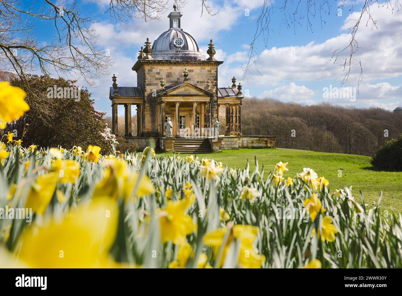 CASTLE HOWARD, YORK, GROSSBRITANNIEN - 23. MÄRZ 2024. Eine Panoramalandschaft des Tempels der vier Winde in den Gärten des britischen Herrenhauses Castle Stockfoto