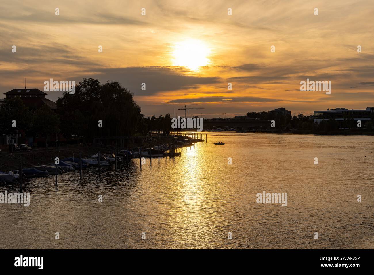 Konstanz, Blick von der Fahrradbrücke auf das Hinterland bei Sonnenuntergang mit Silhouetten Stockfoto