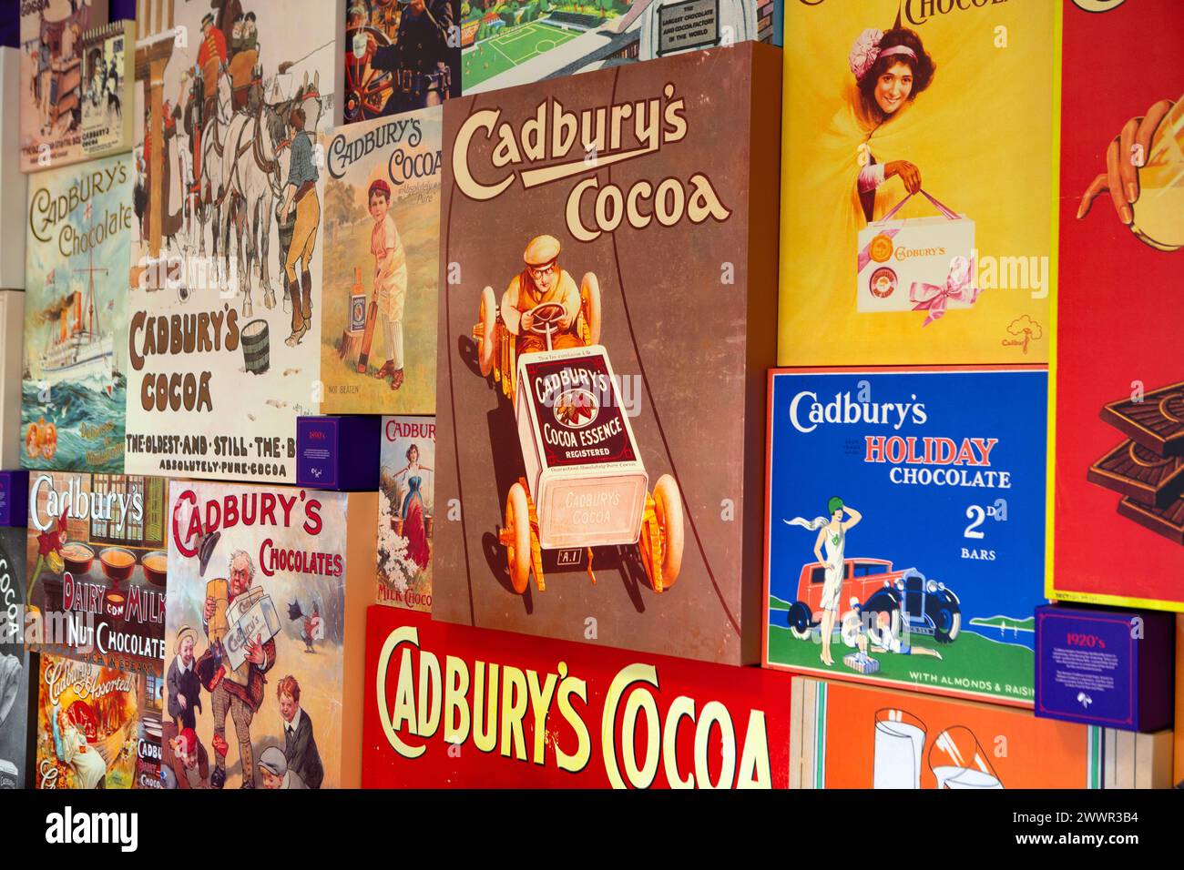 Vintage-Nachbildung Cadbury's Werbetexte ihrer Schokoladenprodukte in der Cadbury's Fabrik und den Büros in Bournville, Birmingham. Stockfoto