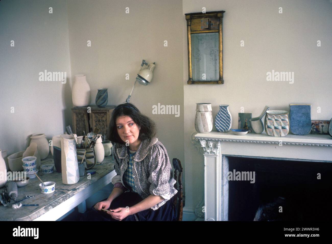 Elizabeth Fritsch CBE Porträt in ihrem Atelier in den Home Counties, Großbritannien der 970er Jahre England um 1975 HOMER SYKES Stockfoto