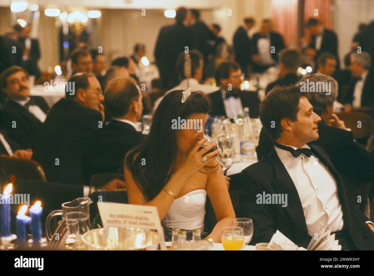 Das Publikum hört sich eine Rede nach dem Abendessen auf einer Wohltätigkeitsauktion an. Black Tie Event formelle Geschäftsleute London 1980s UK HOMER SYKES Stockfoto