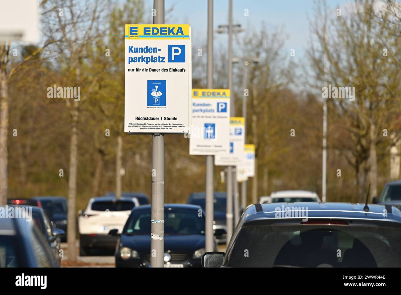 Hinweisschild,Schild EDEKA Kundenparkplatz, Parken nur mit Parkscheibe für die Dauer des Einkaufs,Parkplatz, *** Schild, Schild EDEKA Kundenparkplatz, Parkplatz nur mit Parkscheibe für die Dauer des Kaufs, Parkplatz, Stockfoto