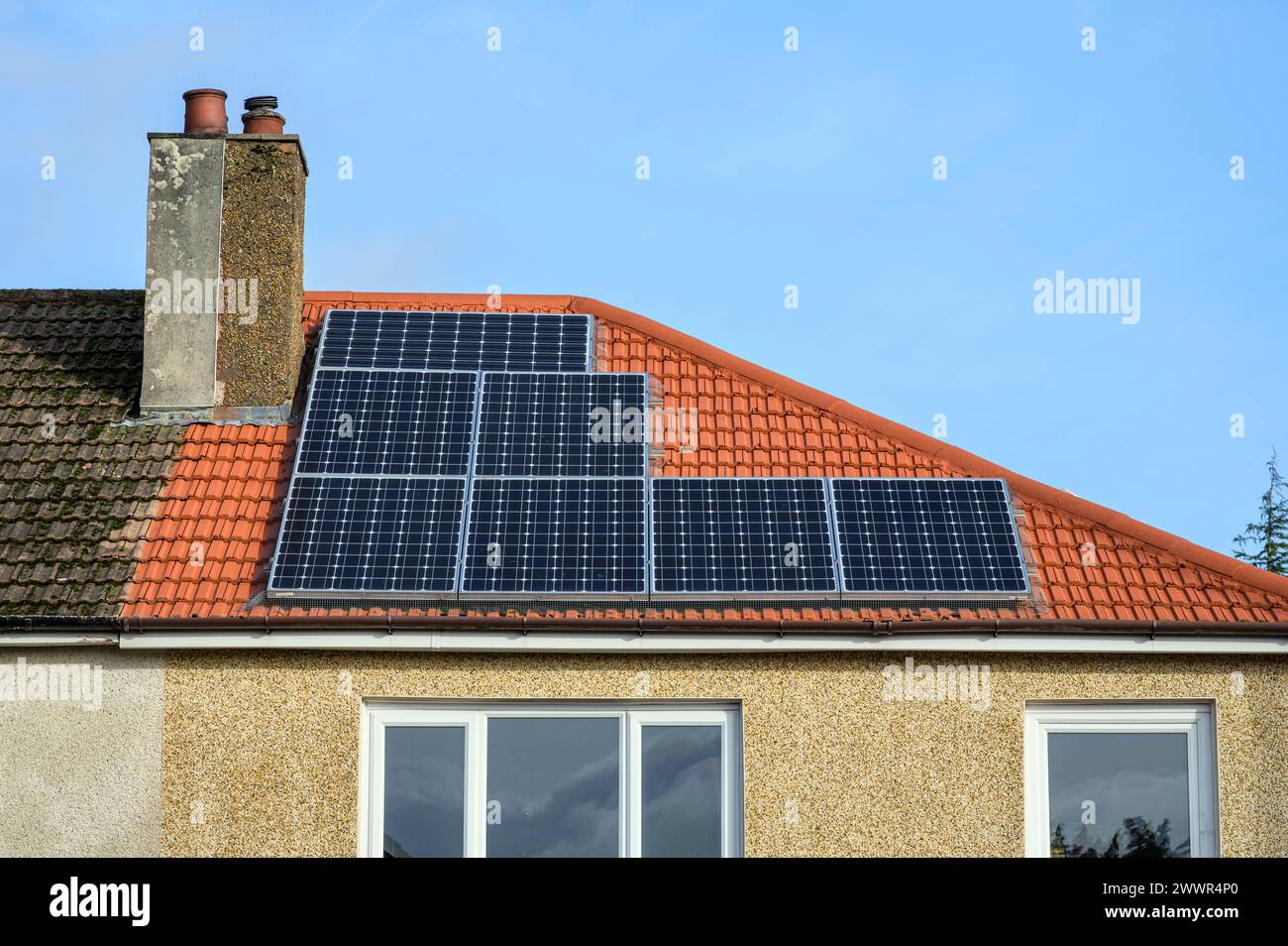 Solarpaneele nachträglich auf dem Dach eines älteren Hauses in Schottland, Großbritannien, Europa montiert Stockfoto