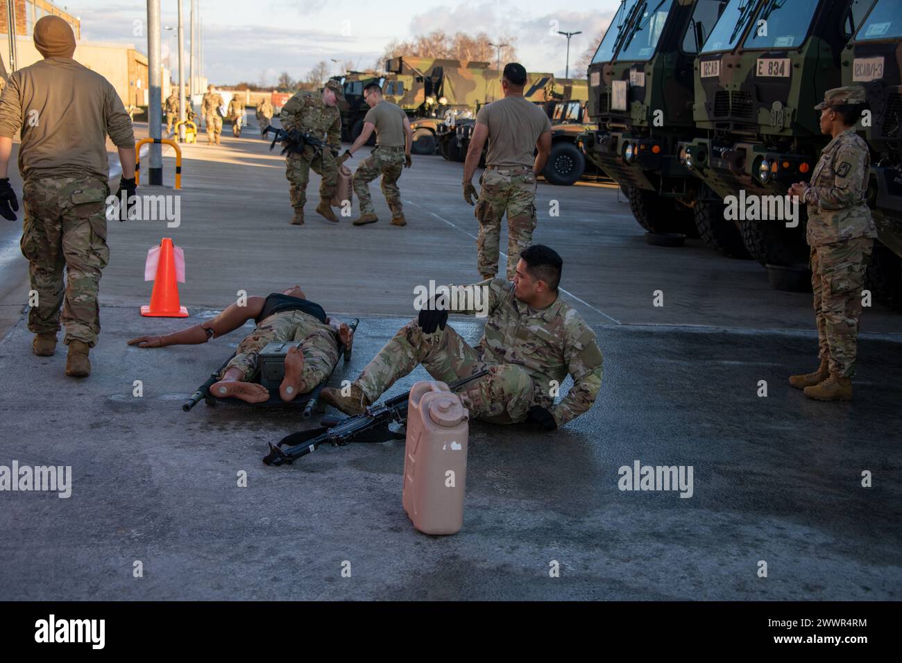 US-Soldaten mit E-Kompanie („Evil Eye“), 1-3 Attack Battalion, 12 Combat Aviation Brigade nehmen am „Evil Eye Athletic Competition“ Teil, der am 1. Februar 2024 in Bismarck Kaserne in Ansbach stattfand. Armee Stockfoto