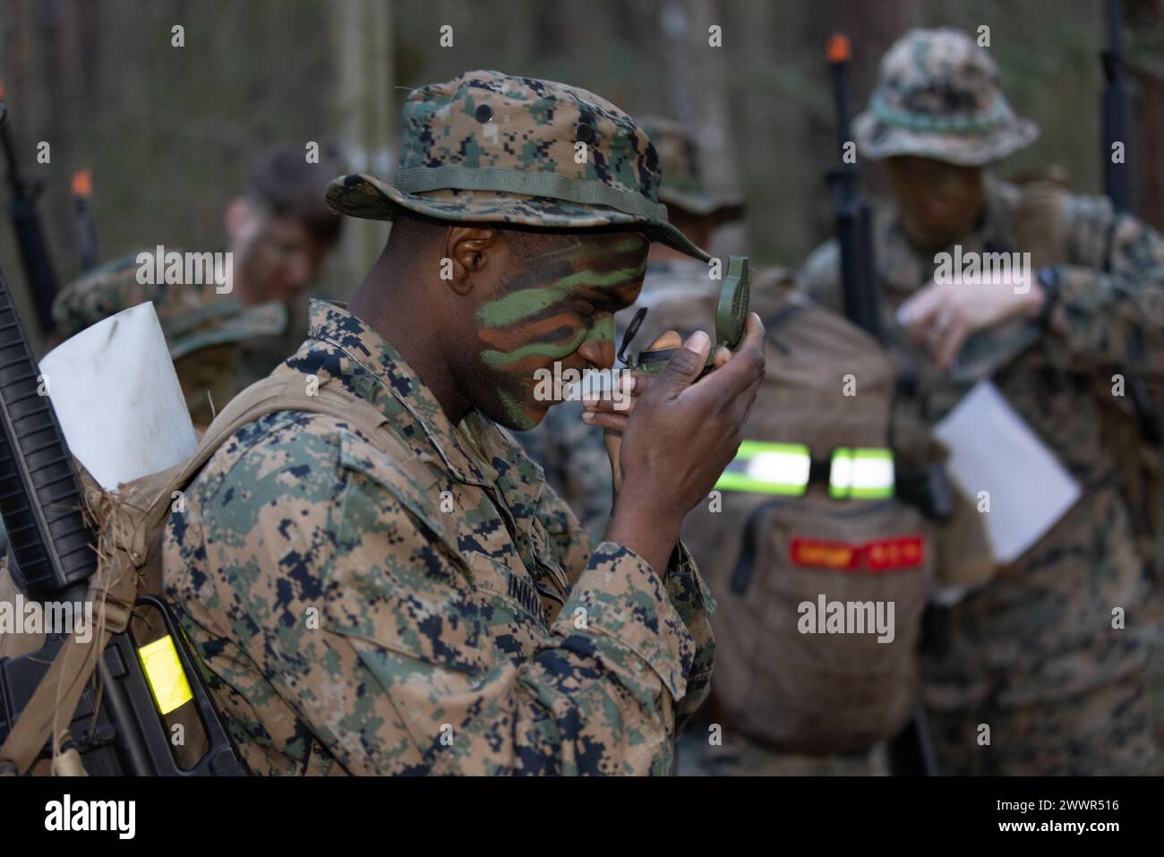 Stanley Innocent, Kampftrainer, Waffen- und Feldübungsbataillon, Marine Corps Recruit Depot Parris Island, nutzt einen Kompass während der Landschifffahrt für ein Höhepunkt auf der Marine Corps Air Station Beaufort, South Carolina, 2. Februar 2024. Der Korporalkurs ist ein einmonatiges professionelles militärisches Ausbildungsprogramm, das die Führungsfähigkeiten der Marines in kleinen Einheiten weiterentwickelt und sie weiterhin auf die Führung der Marines vorbereitet. Der Höhepunkt war die Landschifffahrt, eine improvisierte Sprenggerätebahn, Tauziehen, Grappling und die Fertigstellung des Hinderniskurses mit Ausrüstung. Stockfoto