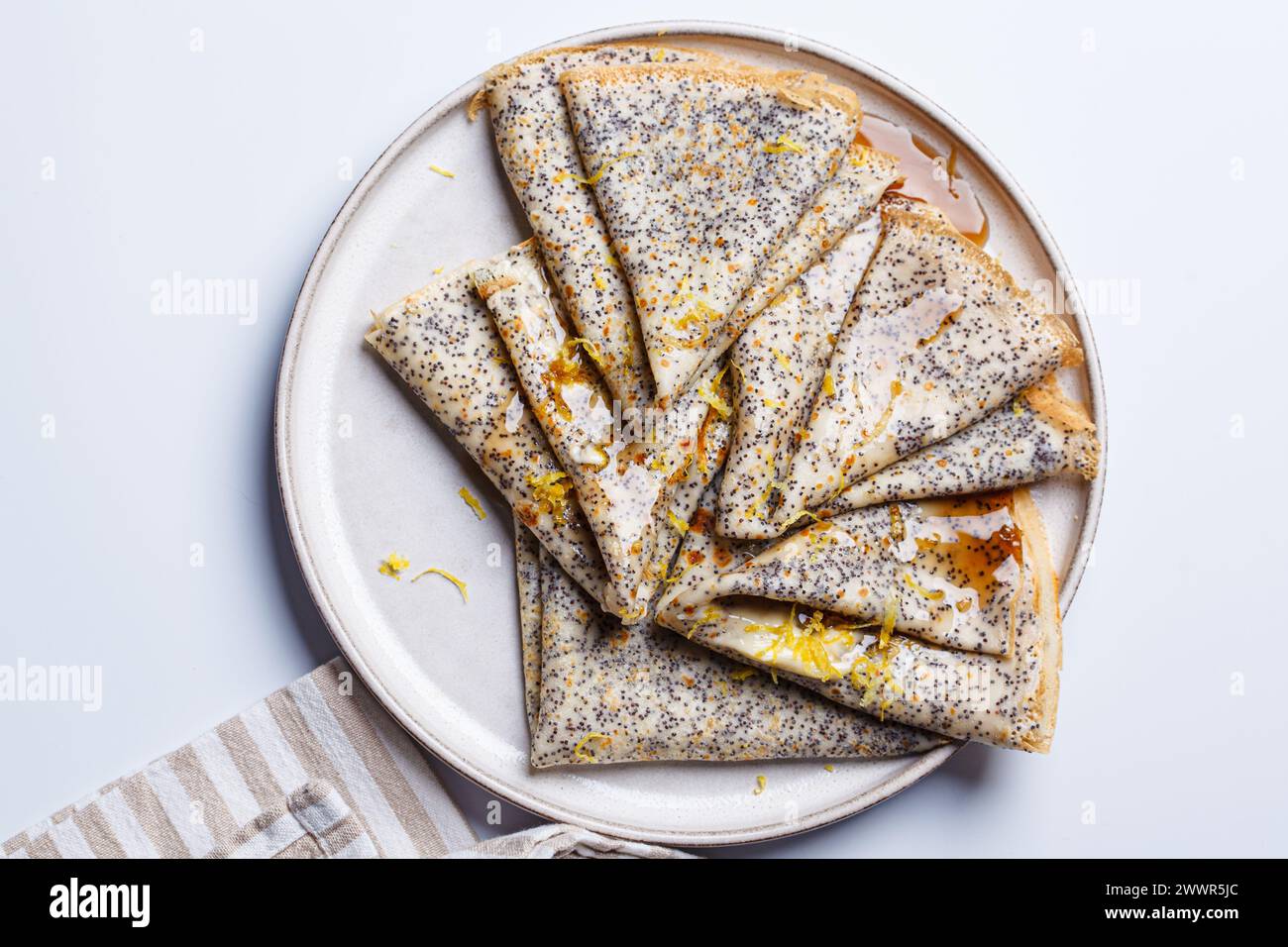 Crepes mit Mohn, Ahornsirup und Schale. Russische maslenitsa Pfannkuchen Rezept. Stockfoto
