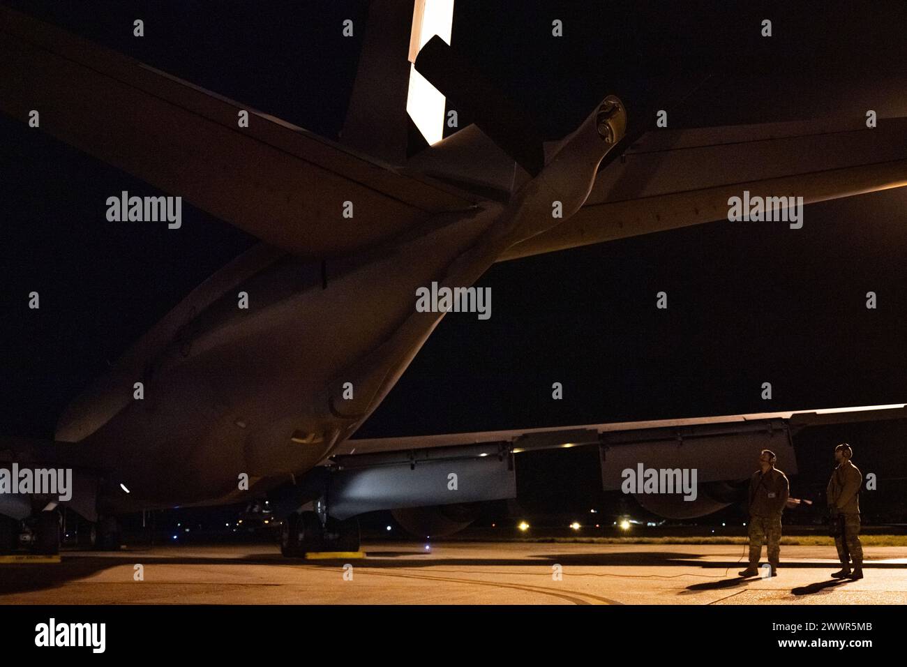 Der Senior Airman Dylan Jones, links, 100th Aircraft Maintenance Squadron Avionics Geselle, und Airman Trevor Stout, 100th AMXS Avionik Lehrling, bereiten am 29. Februar 2024 einen Stratotanker der KC-135 in der Royal Air Force Mildenhall, England, vor. Der Start erforderte, dass sowohl die Flugbesatzung als auch die Betreuer zusammenarbeiten mussten, um einen sicheren Start des Flugzeugtriebs und ein sicheres Taxi zu gewährleisten. Luftwaffe Stockfoto