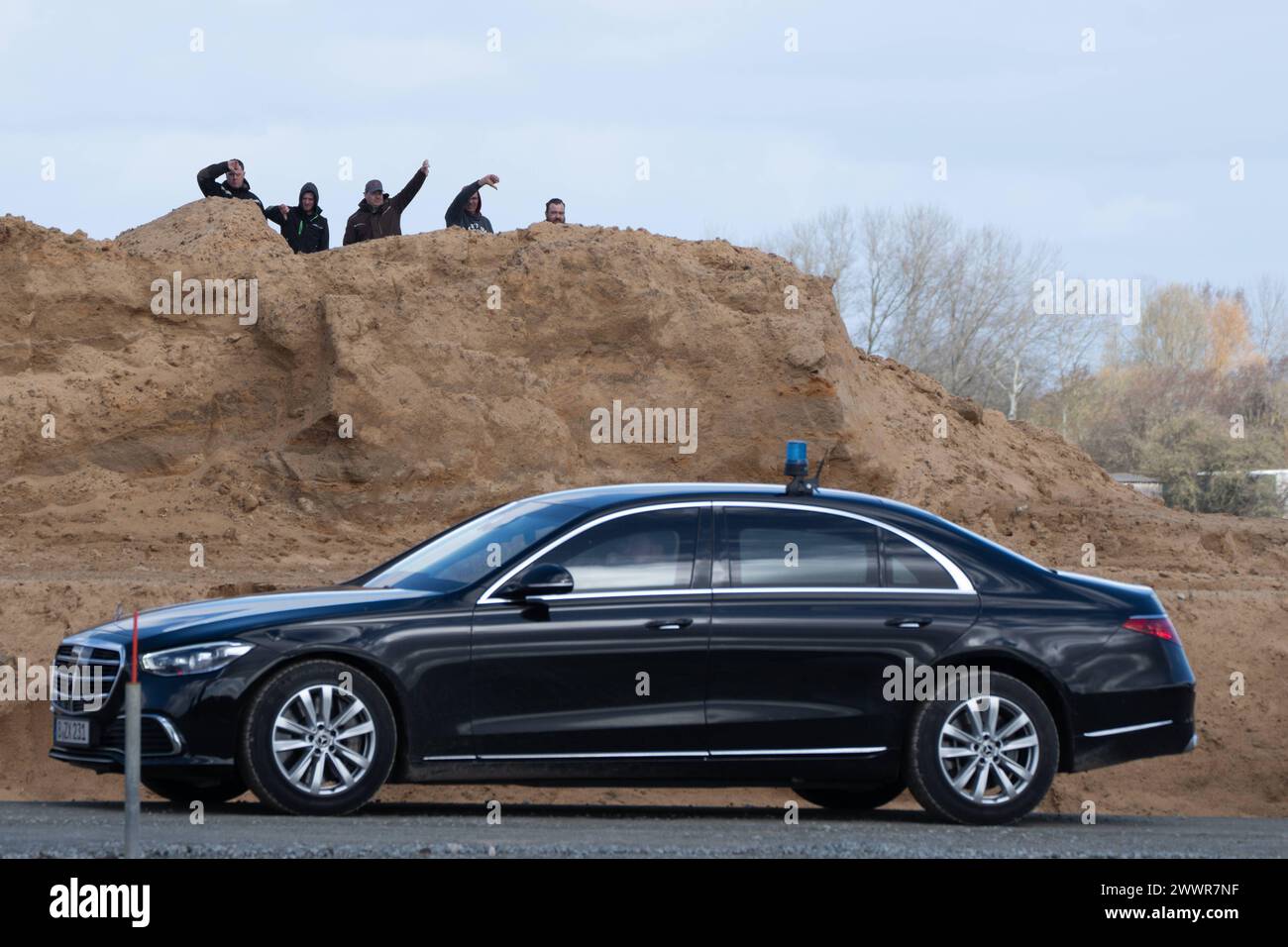 Northvolt - Baubeginn Batteriezellfabrik bei Heide in Schleswig-Holstein - Ankunft von Bundeskanzler Olaf Scholz am Baufeld Bauernproteste am Rande des BaufeldsNorthvolt - Baubeginn Batteriezellfabrik bei Heide in Schleswig-Holstein - Ankunft von Bundeskanzler Olaf Scholz am Baufeld Bauernproteste am Rande des Baufelds, Heide Schleswig-Holstein Deutschland Baugelände bei Hedwigenkoog *** Northvolt Baubeginn Batteriezellenfabrik bei Heide in Schleswig Holstein Ankunft von Bundeskanzler Olaf Scholz auf der Baustelle Bauernproteste am Rande der Baustelle Stockfoto