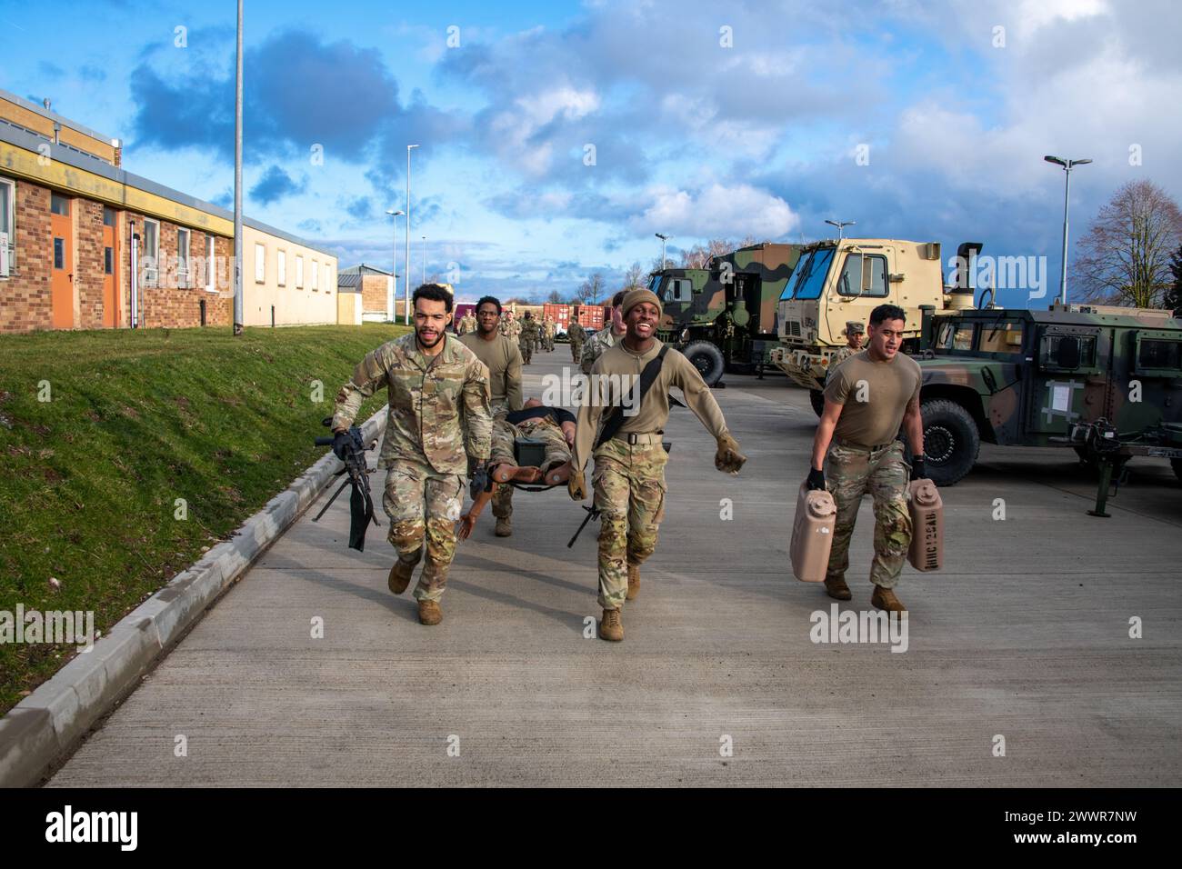 US-Soldaten mit E-Kompanie („Evil Eye“), 1-3 Attack Battalion, 12 Combat Aviation Brigade nehmen am „Evil Eye Athletic Competition“ Teil, der am 1. Februar 2024 in Bismarck Kaserne in Ansbach stattfand. Armee Stockfoto