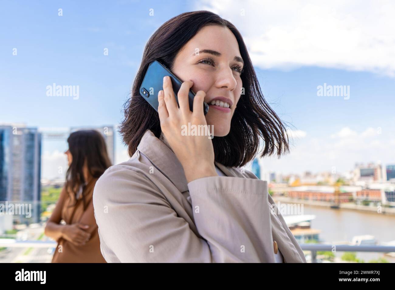 Eine Frau führt ein Gespräch auf ihrem Handy Stockfoto