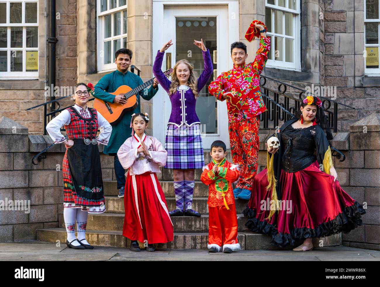 Traditionelle Tänzer in nationaler Tracht starten das Granatapfelfestival in Edinburgh, Schottland, Großbritannien Stockfoto