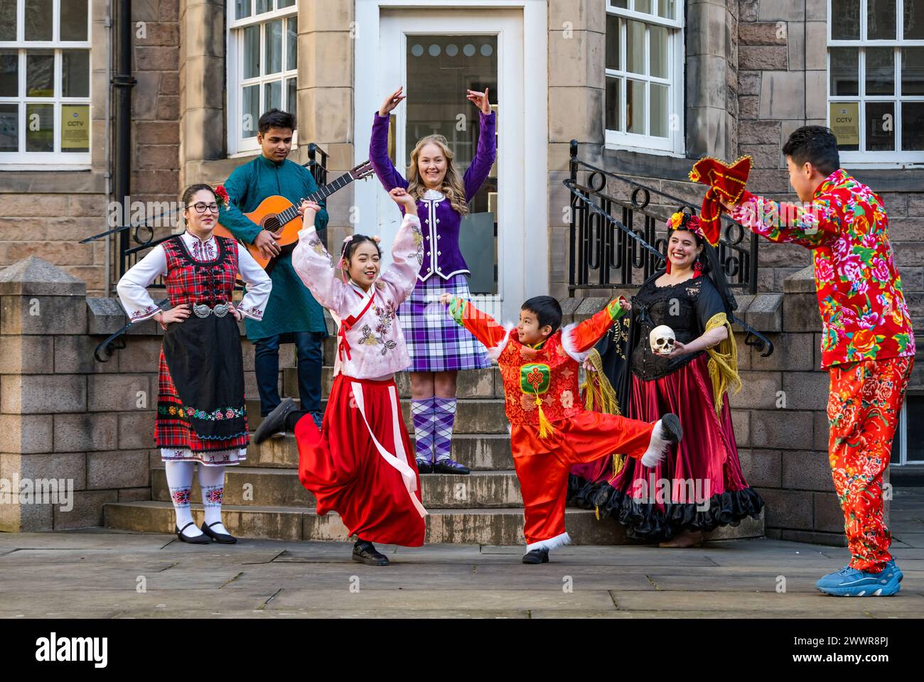 Traditionelle Tänzer in nationaler Tracht starten das Granatapfelfestival in Edinburgh, Schottland, Großbritannien Stockfoto