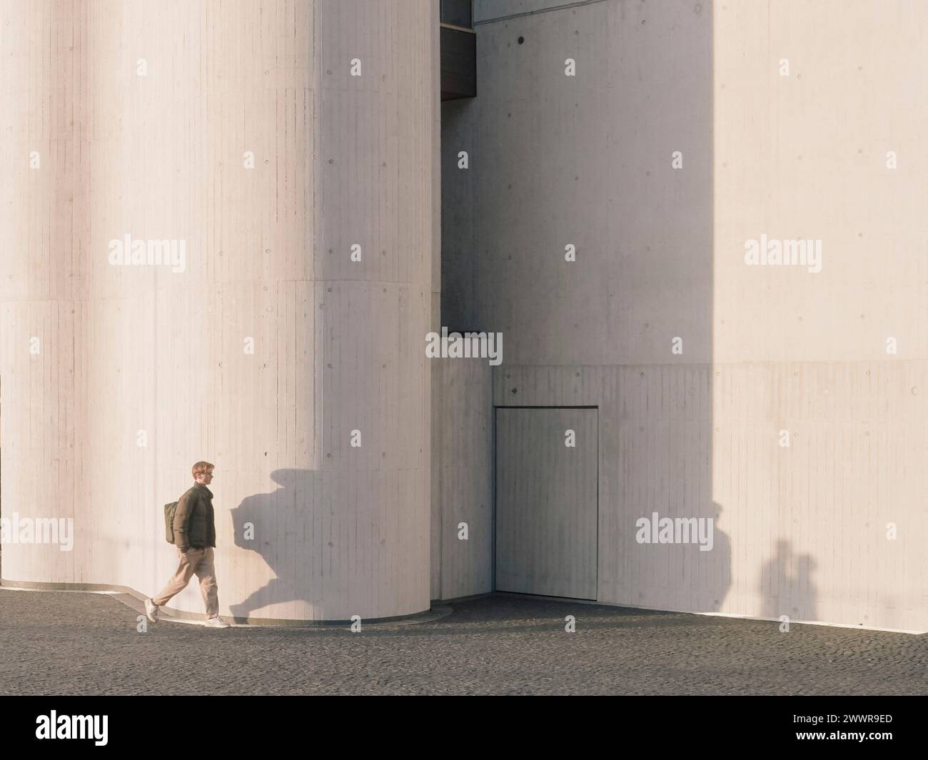Figur und Schatten entlang der Außenfassade. Anlage zur Württembergischen Staatsbibliothek in Stuttgart, Stuttgart. Architekt: LRO Architekten, 2024. Stockfoto