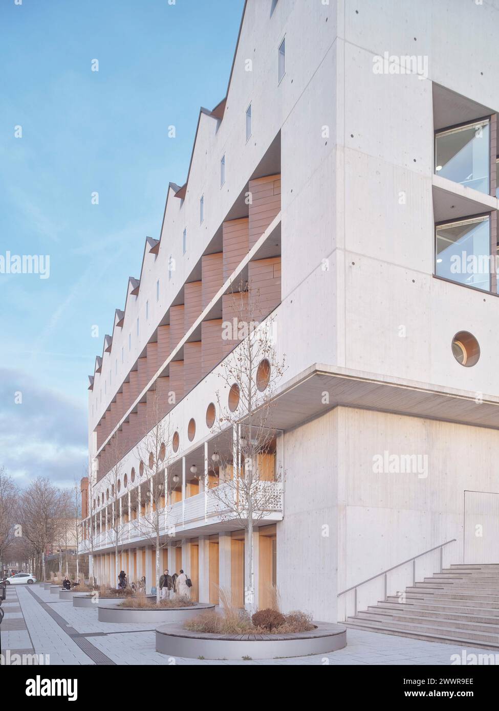Perspektive entlang der Straßenfassade. Anlage zur Württembergischen Staatsbibliothek in Stuttgart, Stuttgart. Architekt: LRO Architekten, 2024. Stockfoto