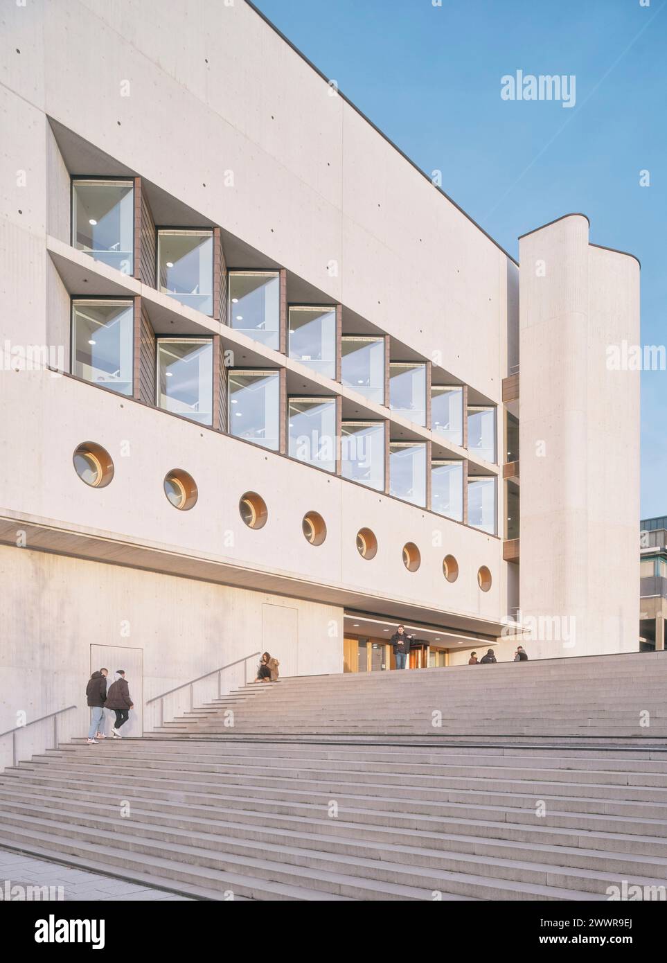 Treppe zum neuen Haupteingang. Anlage zur Württembergischen Staatsbibliothek in Stuttgart, Stuttgart. Architekt: LRO Architekten, 2024. Stockfoto