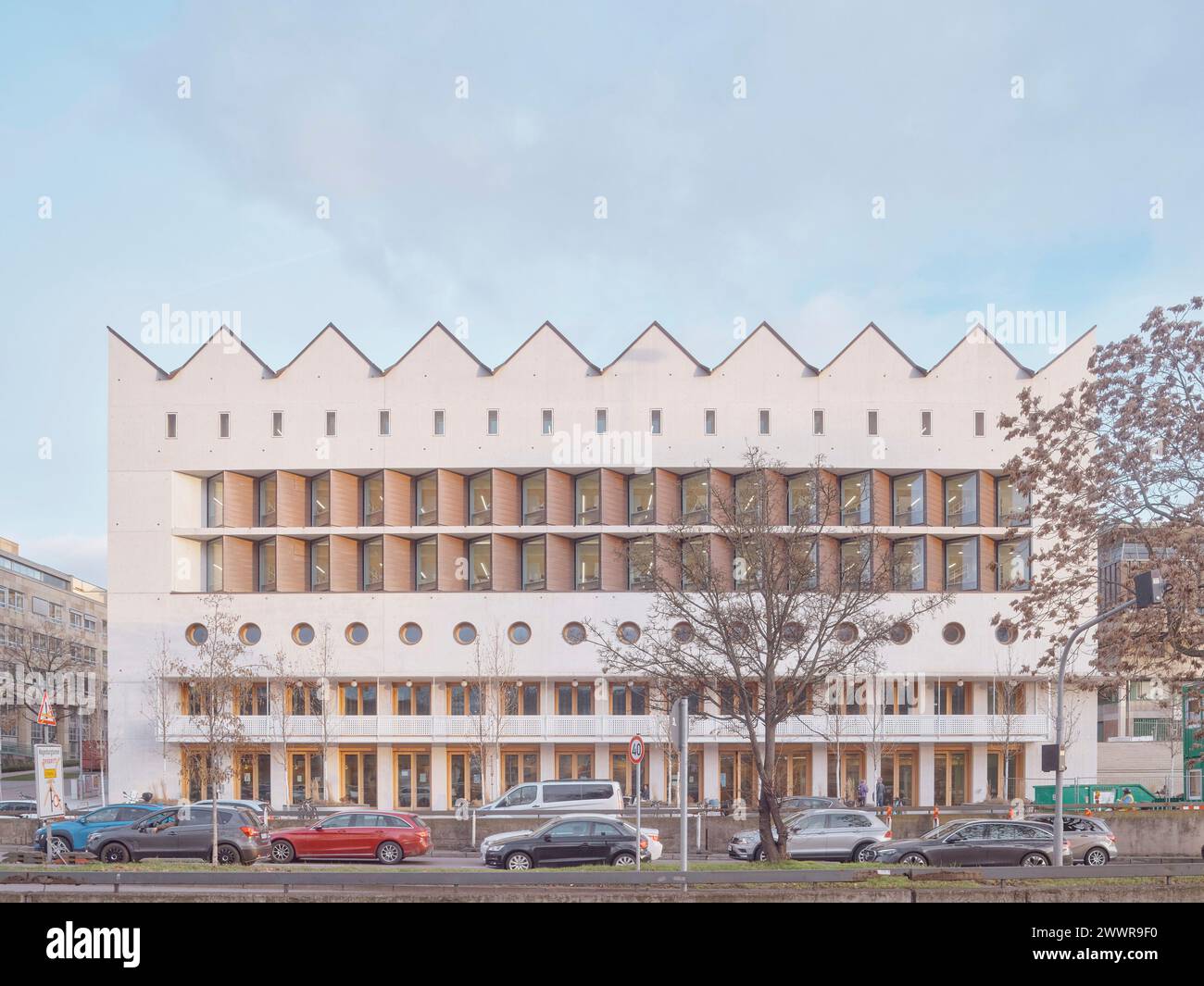 Vordere Höhe mit Nordlichtdach und Konrad-Adenauer-Straße. Anlage zur Württembergischen Staatsbibliothek in Stuttgart, Stuttgart. Architekt: L Stockfoto