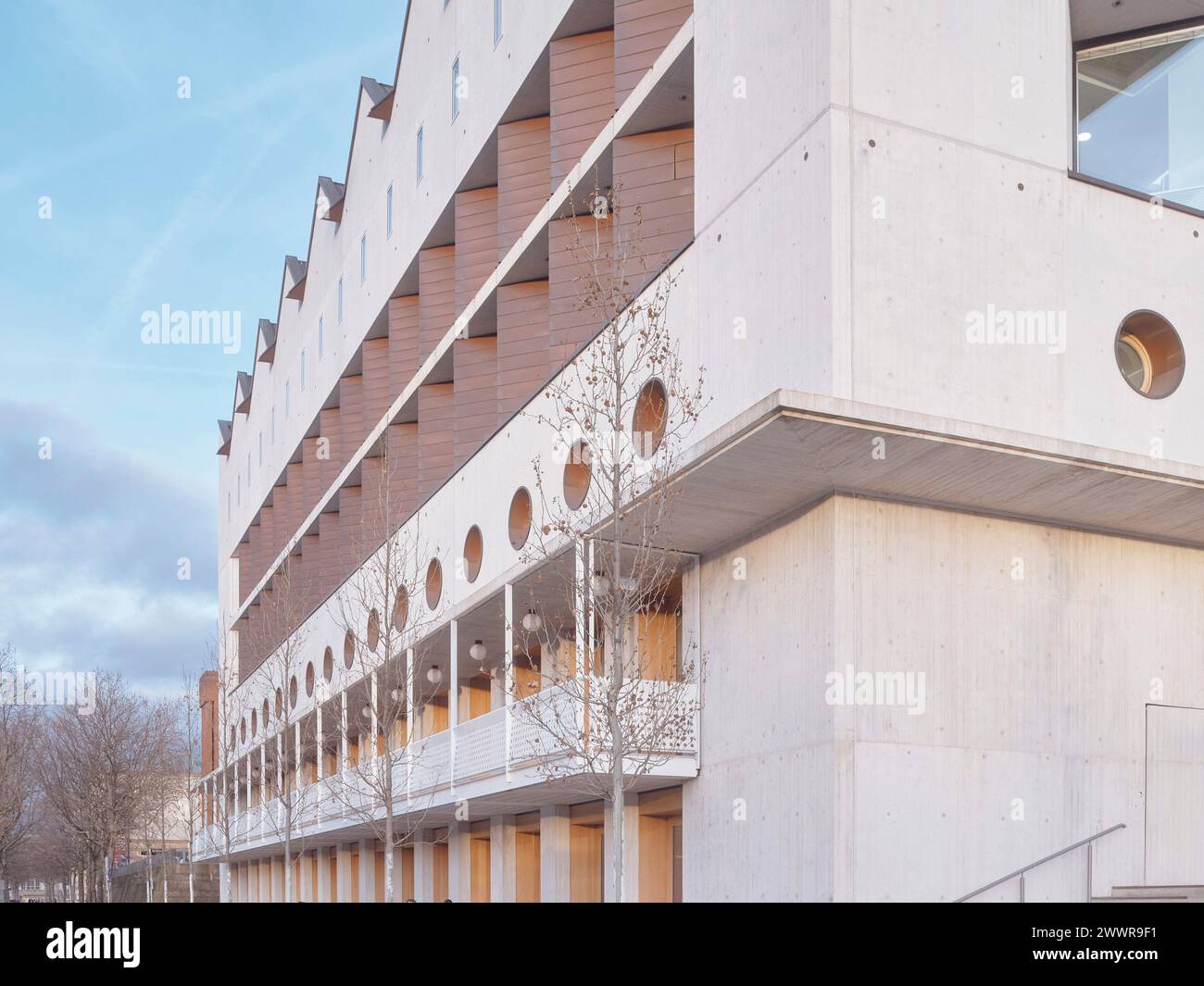 Perspektive entlang der Straßenfassade. Anlage zur Württembergischen Staatsbibliothek in Stuttgart, Stuttgart. Architekt: LRO Architekten, 2024. Stockfoto