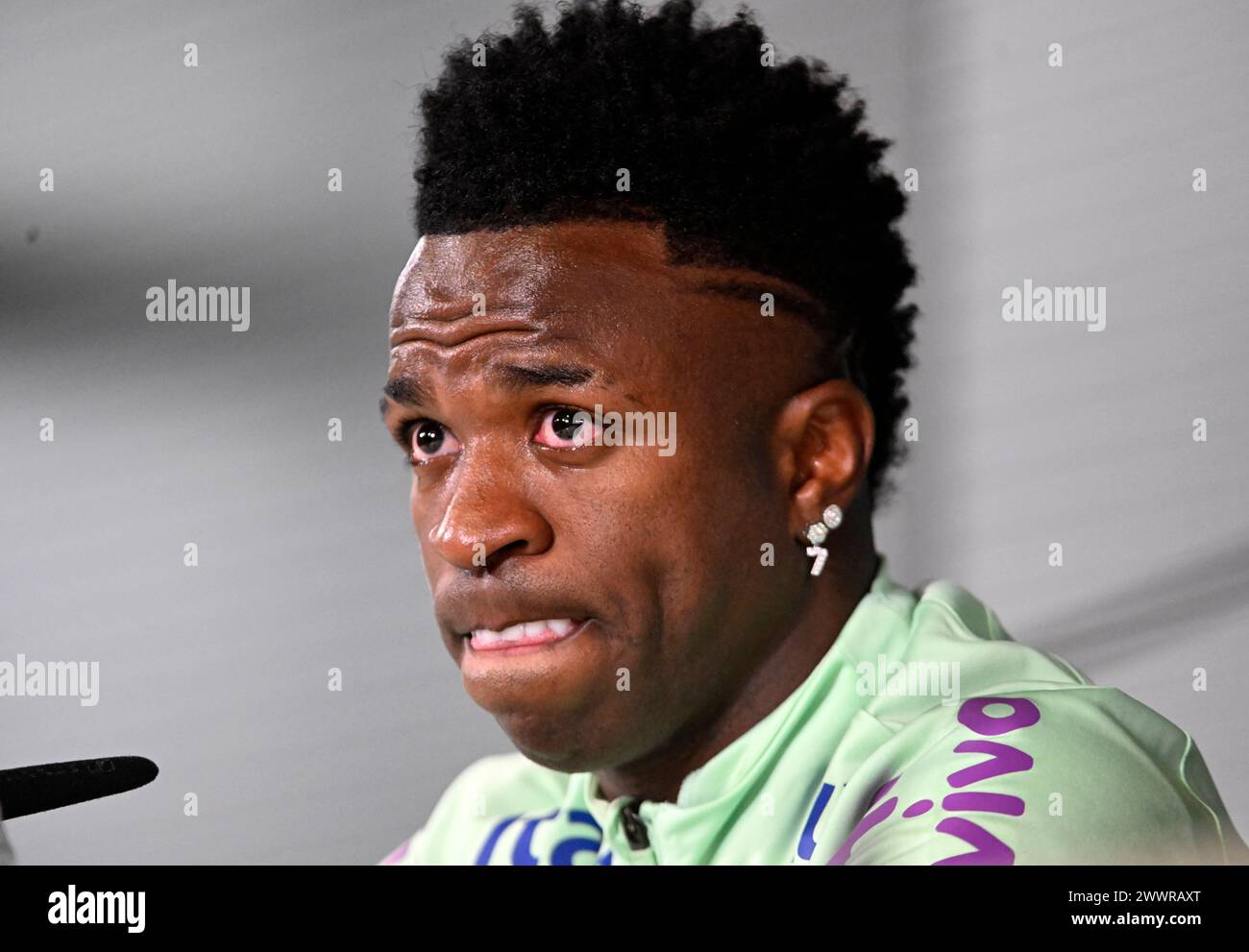 Madrid - Spanien, 25. März 2024, Spieler Vinicius Junior der brasilianischen Fußballmannschaft in einer Pressekonferenz, weint, als das Thema des Interviews der Rassismus ist, den er in Spanien leidet Credit: Andre Paes/Alamy Live News Stockfoto