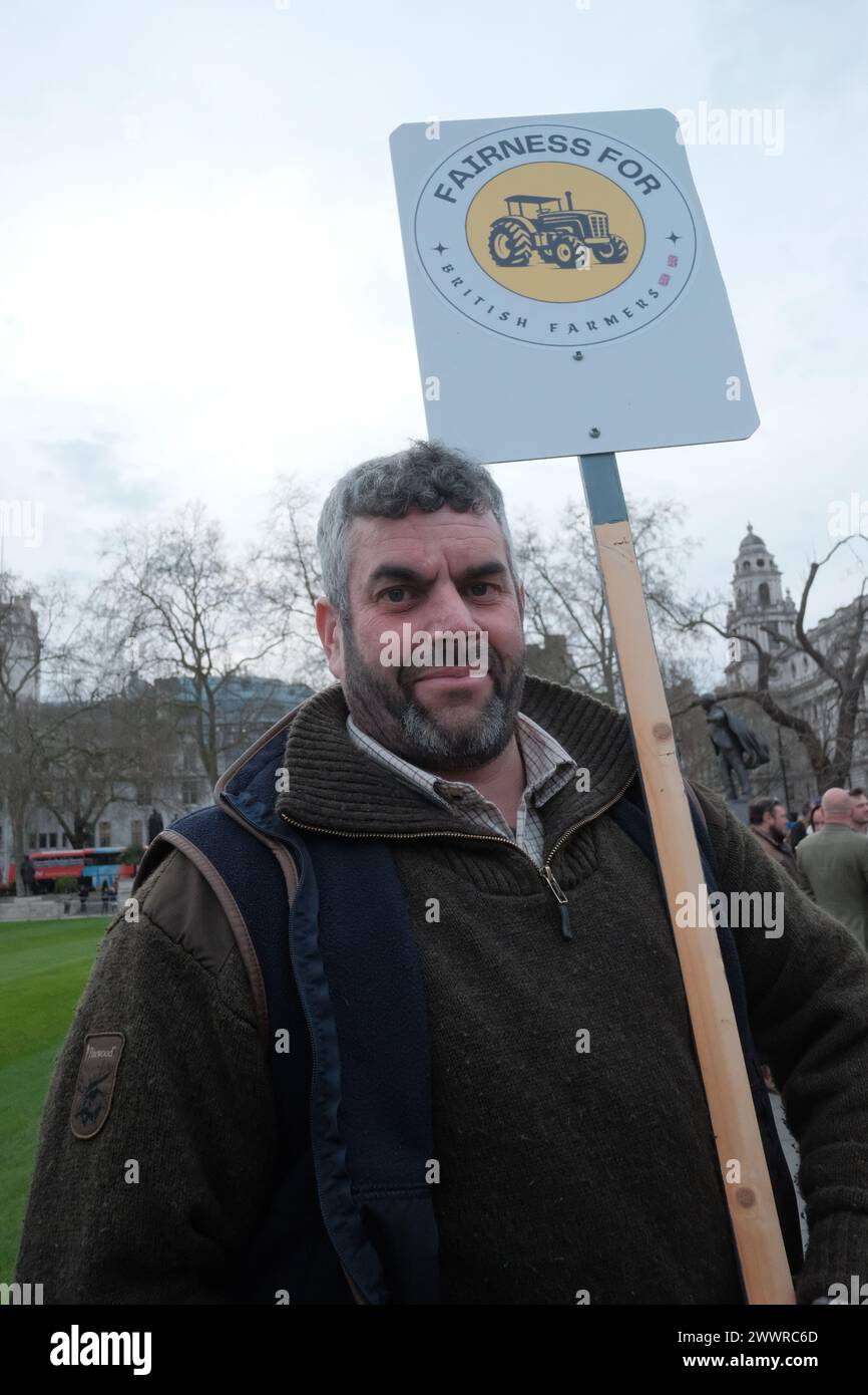 London, Großbritannien. März 2024. Bauern aus dem ganzen Land planen eine Traktordemonstration in Westminster, um gegen billige Lebensmittelimporte zu protestieren und Politiker zu fordern, hohe britische Lebensmittelstandards in Handelsabkommen zu schützen. Die Kampagnengruppe Save British Farming (SBF) arbeitet mit der in Kent ansässigen Gruppe Farmers for Fairness für die Traktorvorführung zusammen. Quelle: Joao Daniel Pereira/Alamy Live News Stockfoto