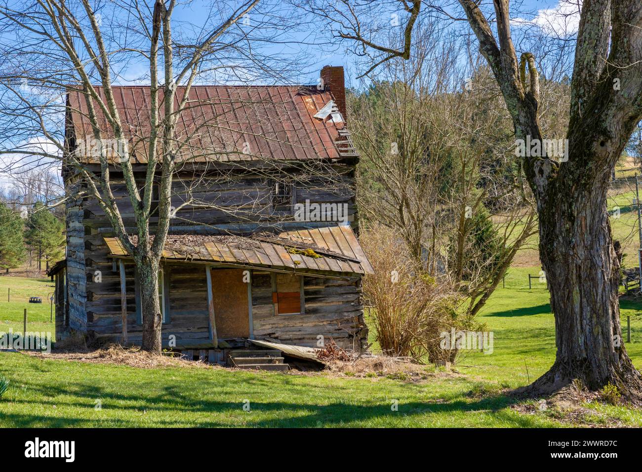 Verlassene, verfallene Blockhütte von der Straße aus gesehen auf Virginias ländlicher Seite. Stockfoto