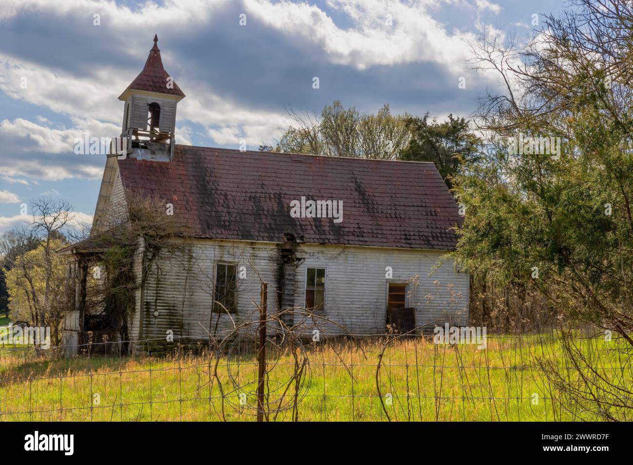 Verlassene und verfallene Kirchengebäude befinden sich in Virginias ländlicher Landschaft in den Vereinigten Staaten. Stockfoto