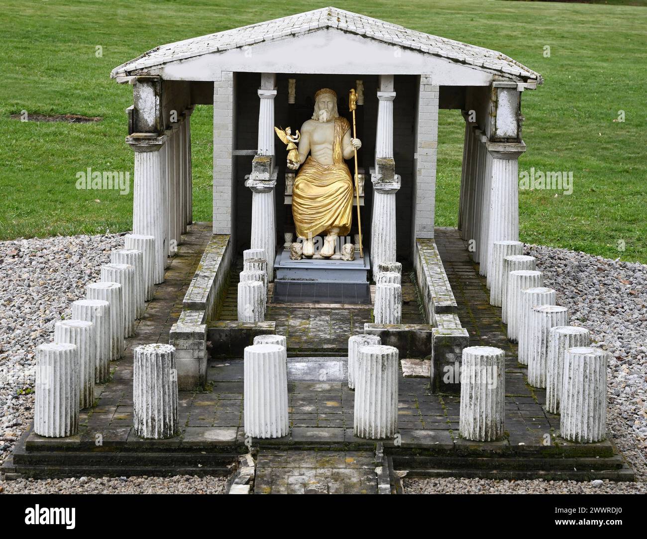 In zwei Stunden um die Welt eine Weltreise in zwei Stunden lässt sich wieder ab Gründonnerstag in der Miniwelt im sächsischen Lichtenstein erleben.bis die Sehenswürdigkeiten betrachtenswert sind gibt es noch etwas Arbeit. Über 100 nationale und internationale Sehenswürdigkeiten unserer Weltkugel sind auf 4,5 Hektar zu erleben. Alle im Maßstab 1:25 erbaut und daher wunderbar direkt untereinander vergleichbar. Die Dresdner Frauenkirche mit einer Höhe von 3,72 Metern überragt zum Beispiel den Schiefen Turm zu Pisa 2,19 Meter und das Voelkerschlachtdenkmal in Leipzig 3,45 Meter hoch. Weithin sicht Stockfoto