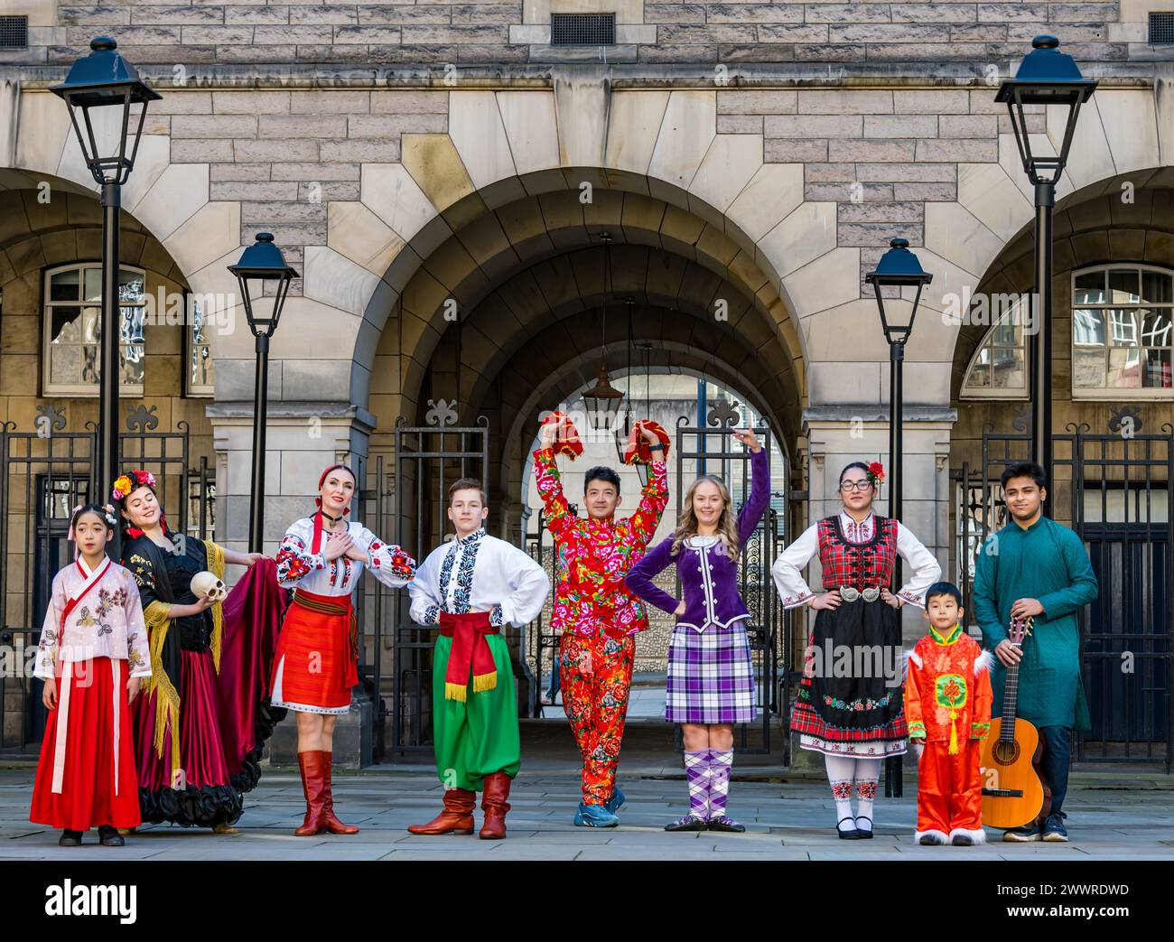 Traditionelle Tänzer in nationaler Tracht starten das Granatapfelfestival in Edinburgh, Schottland, Großbritannien Stockfoto