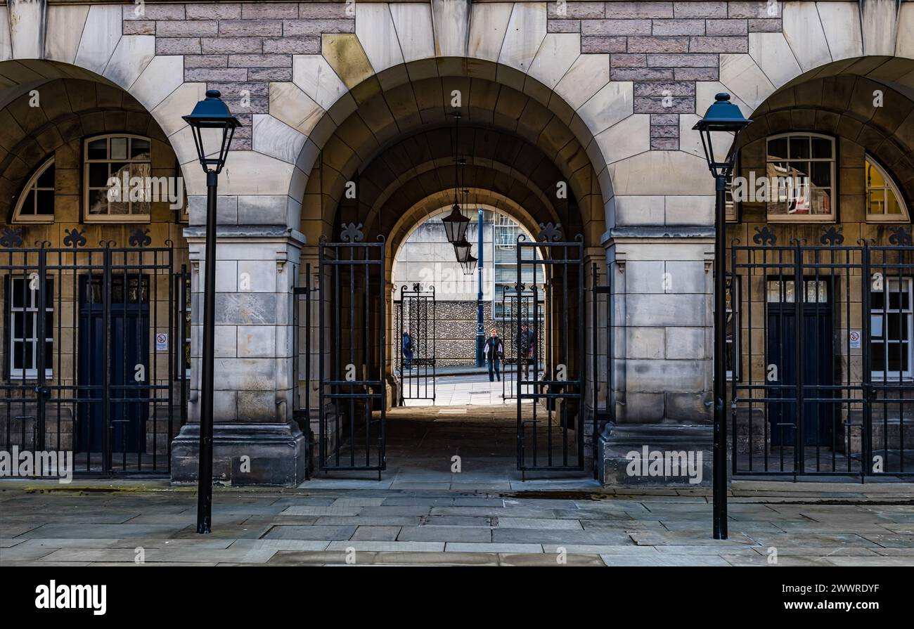 Innenhof im Paterson's Land mit altmodischen Lampen, University of Edinburgh, Edinburgh, Schottland, Großbritannien Stockfoto