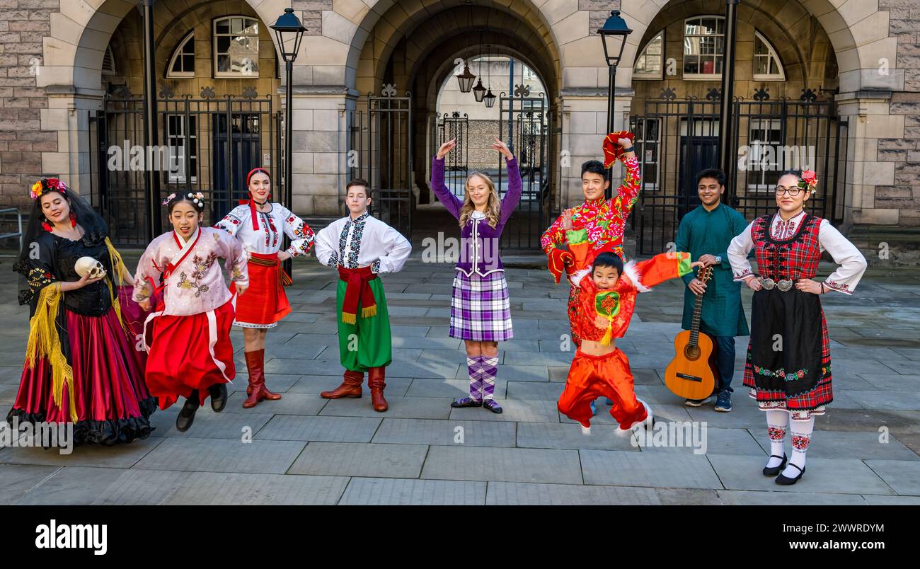 Traditionelle Tänzer in nationaler Tracht starten das Granatapfelfestival in Edinburgh, Schottland, Großbritannien Stockfoto