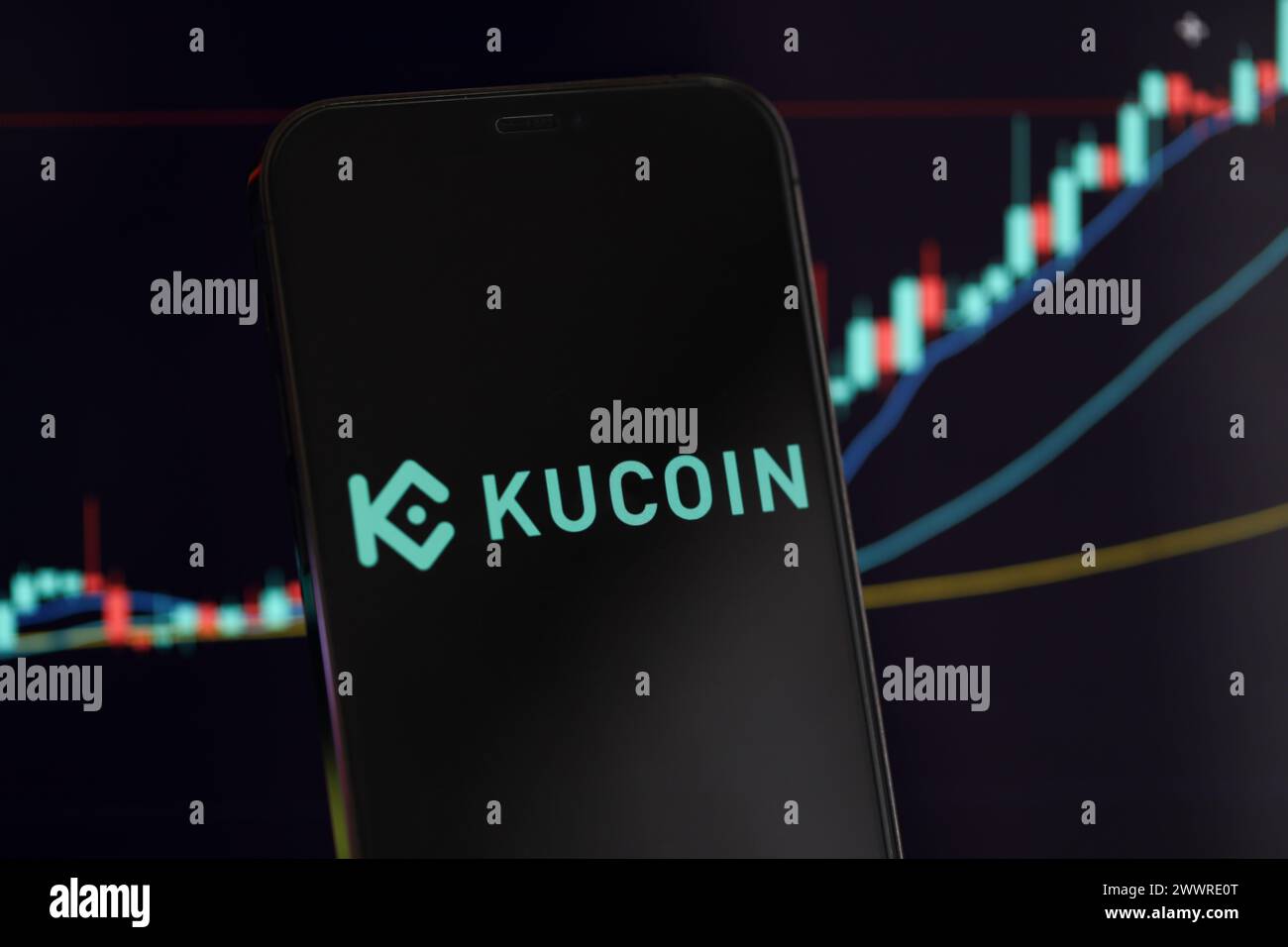 KIEW, UKRAINE - 15. MÄRZ 2024 Kucoin-Logo auf dem iPhone-Display und Kryptowährungswertdiagramme. Portal für den Austausch von Kryptowährungen Stockfoto
