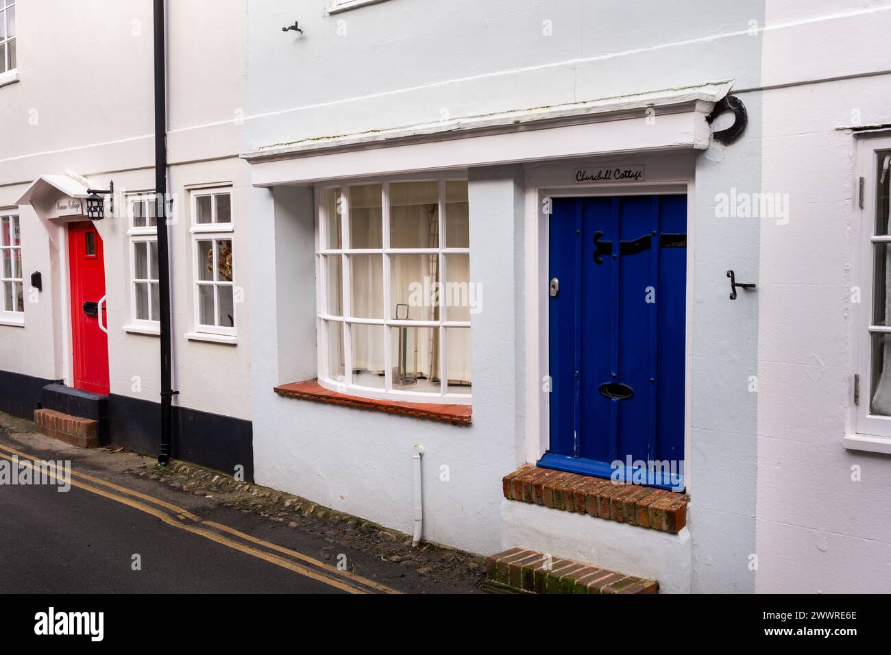 Straße, die bei Flut überflutet wird, beachten Sie die hohen Stufen zu den Türen, Bosham, England Stockfoto