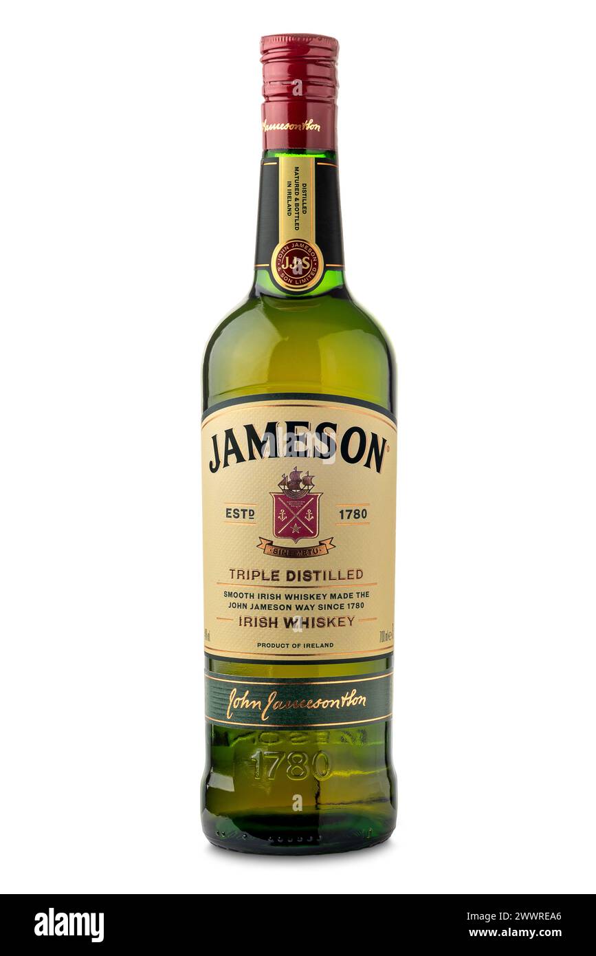 Italien - 20. März 2024: Dreifache Destillation von Jameson Irish Whiskey in Flasche isoliert auf weiß mit Beschneidungspfad inklusive Stockfoto