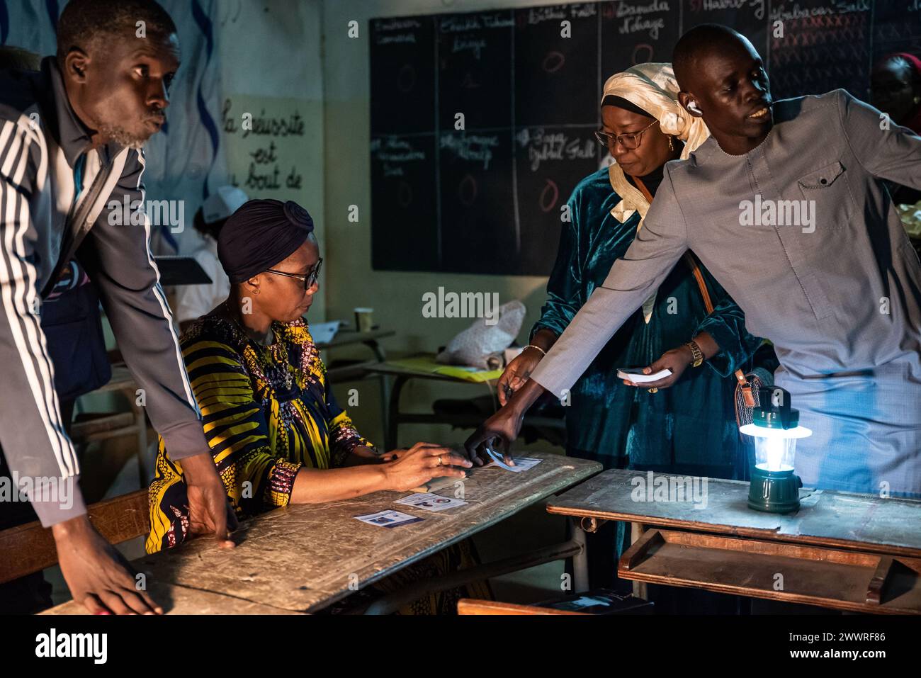 Nicolas Remene/Le Pictorium - Präsidentschaftswahl in Senegal. März 2024. Senegal/Senegal/Dakar – die Wahlurnen in Dakar wurden am 24. März 2024 während der 1. Runde der Präsidentschaftswahlen in Dakar ausgerechnet. Quelle: LE PICTORIUM/Alamy Live News Stockfoto
