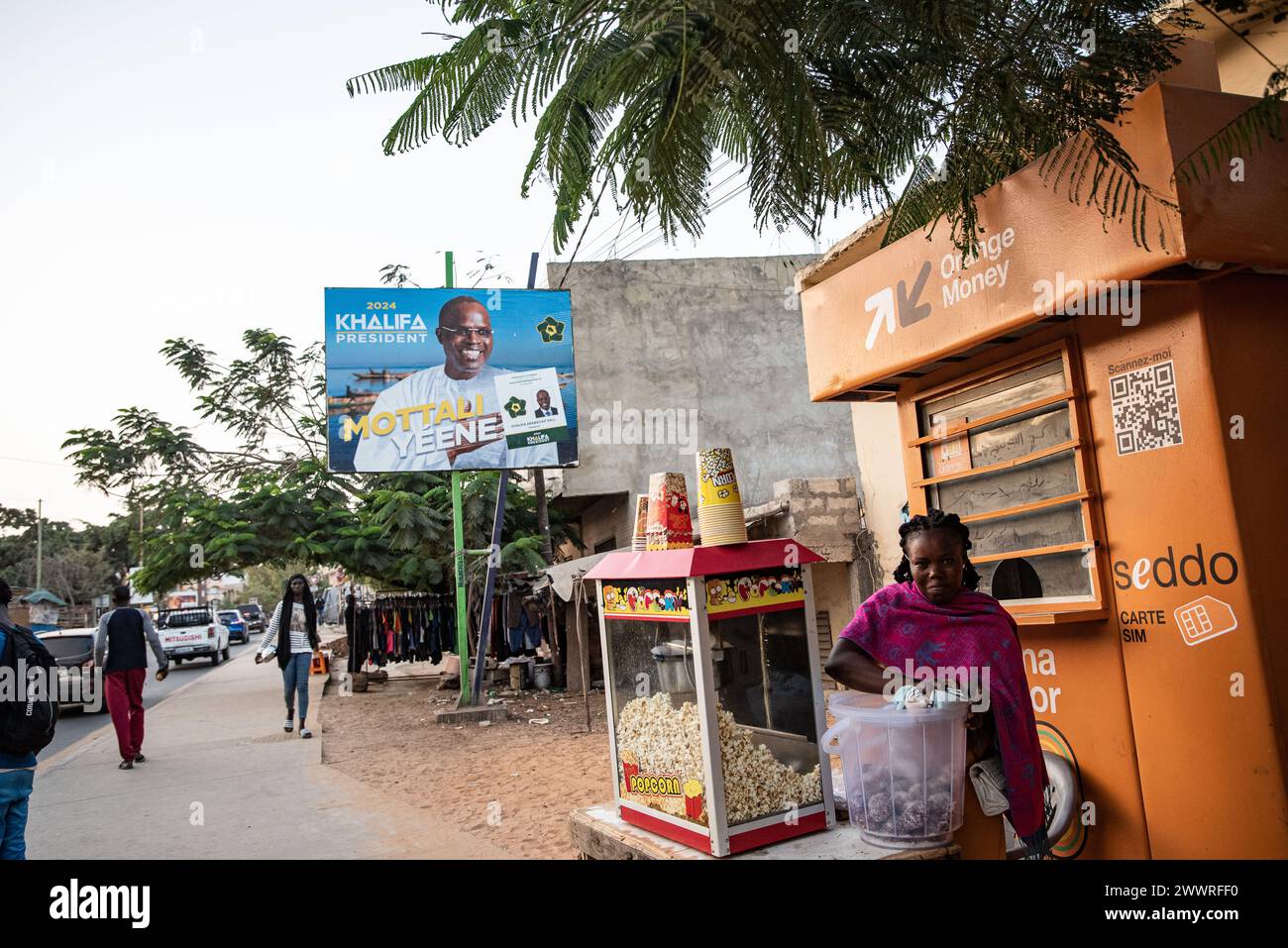 Dakar, Senegal. März 2024. © Nicolas Remene/Le Pictorium/MAXPPP - Dakar 22/03/2024 Nicolas Remene/Le Pictorium - 22/03/2024 - Senegal/Dakar - Une affiche de Campagne electorale du candidat Khalifa Sall, ancien maire de Dakar, le 22. märz 2024 dans le Quartier de Ouakam a Dakar. #Norussia/22/03/2024 - Senegal/Dakar - ein Wahlkampfplakat des Kandidaten Khalifa Sall, ehemaliger Bürgermeister von Dakar, am 22. März 2024 im Bezirk Ouakam in Dakar. Quelle: MAXPPP/Alamy Live News Stockfoto