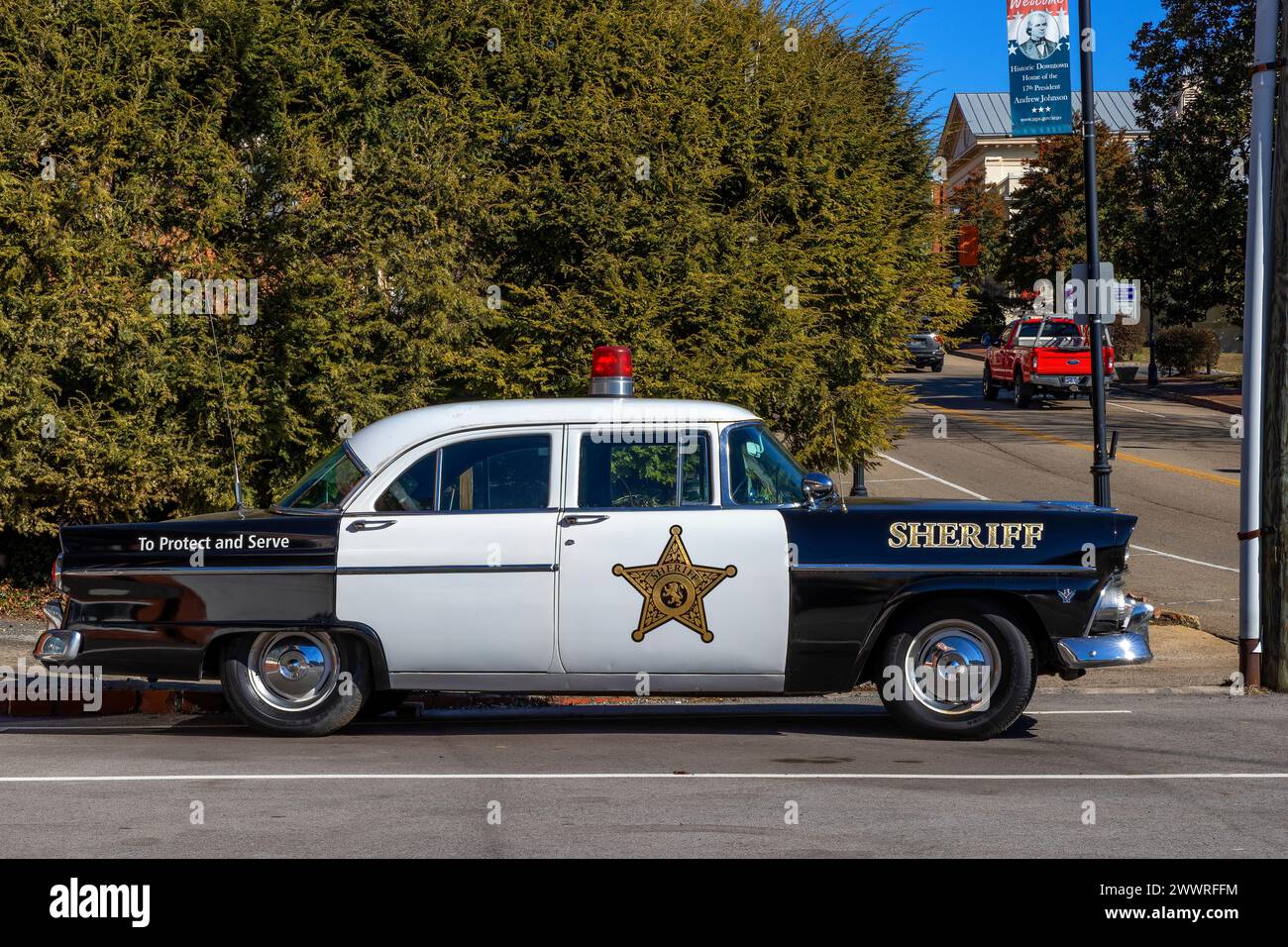 Greenville, Tennessee, USA - 7. Februar 2024:: Old Police Car steht auf einem Parkplatz in Downtown District. Stockfoto