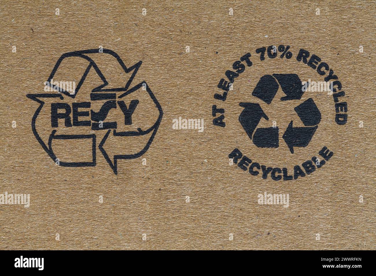 RESY-Recycling-Symbol auf einer Kartonverpackung, mindestens 70 % recycelbares Logo – Mobius Loop-Symbol RESY-Logo Stockfoto