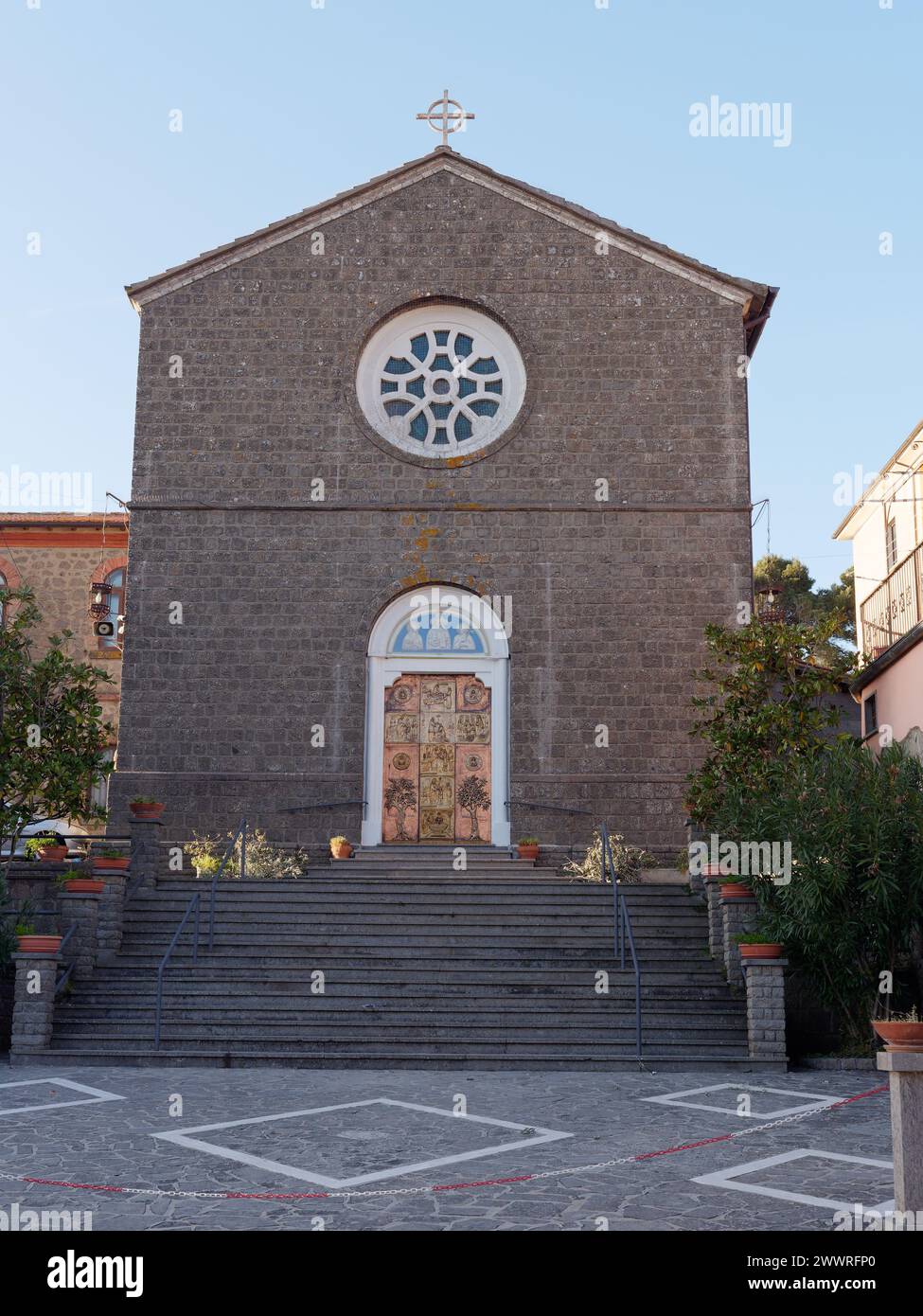 Fassade der Kirche St. Joseph (San Giuseppe) mit ihrer kunstvoll dargestellten Tür in Montefiascone, Region Latium, Italien. März 2024 Stockfoto