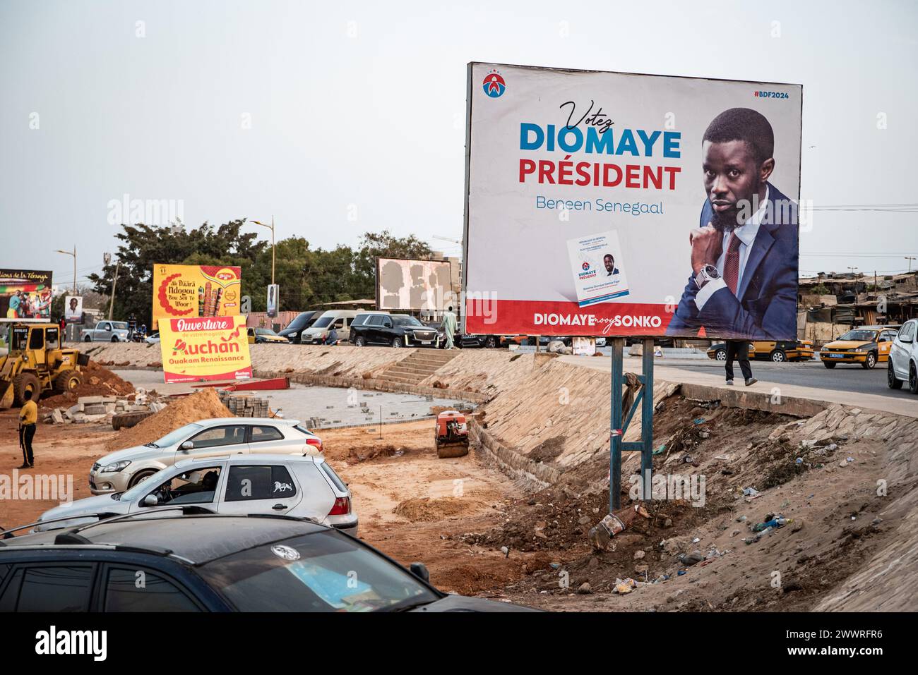 Dakar, Senegal. März 2024. © Nicolas Remene/Le Pictorium/MAXPPP - Dakar 22/03/2024 Nicolas Remene/Le Pictorium - 22/03/2024 - Senegal/Dakar - Une affiche de Campagne a l'Election Presidentielle senegalaise du candidat de l'Opposition, Bassirou Diomaye Faye au cote d'Ousmane Sonko, A Dakar le 22. märz 2024. #Norussia/22/03/2024 - Senegal/Dakar - Ein senegalesisches Wahlkampfplakat des Oppositionskandidaten Bassirou Diomaye Faye neben Ousmane Sonko am 22. März 2024 in Dakar. Quelle: MAXPPP/Alamy Live News Stockfoto