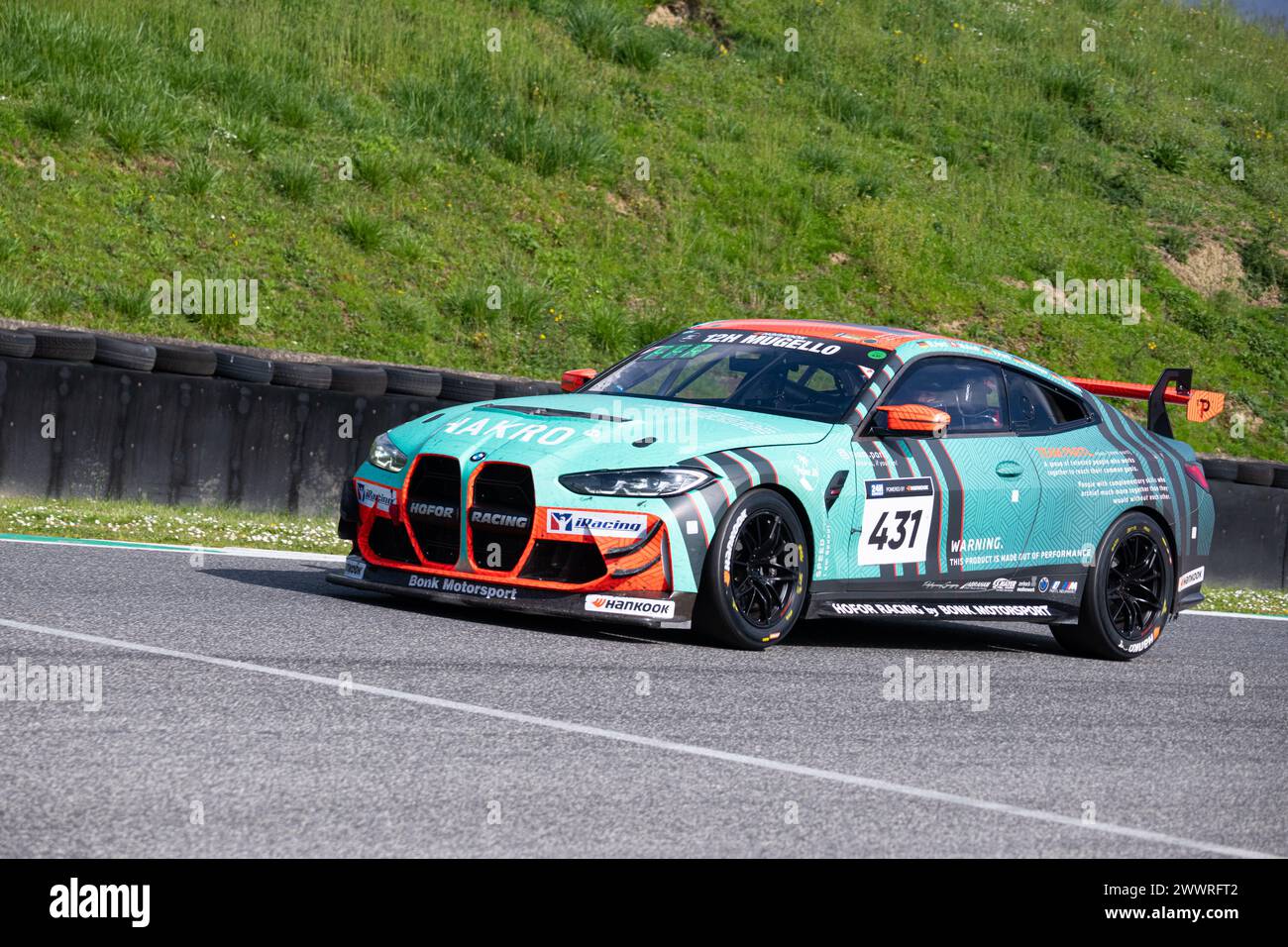 Mugello Circuit, Italien 24/03/2024 - 12h Mugello, Serie 24H. Rennen Teil 2. BMW M4 GT4 von Hofor Racing von Bonk Motorsport in Aktion auf der Rennstrecke. Foto: Fabio Pagani/Alamy Live News Stockfoto